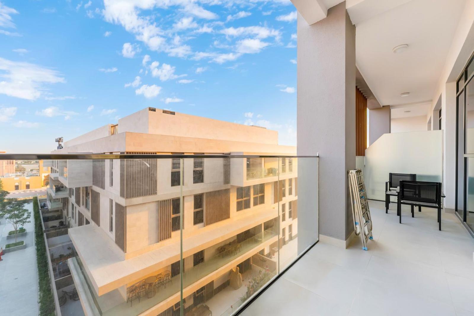 FAM Living - Getaway in Meydan - Modern Comfort Near Top Dubai Attractions