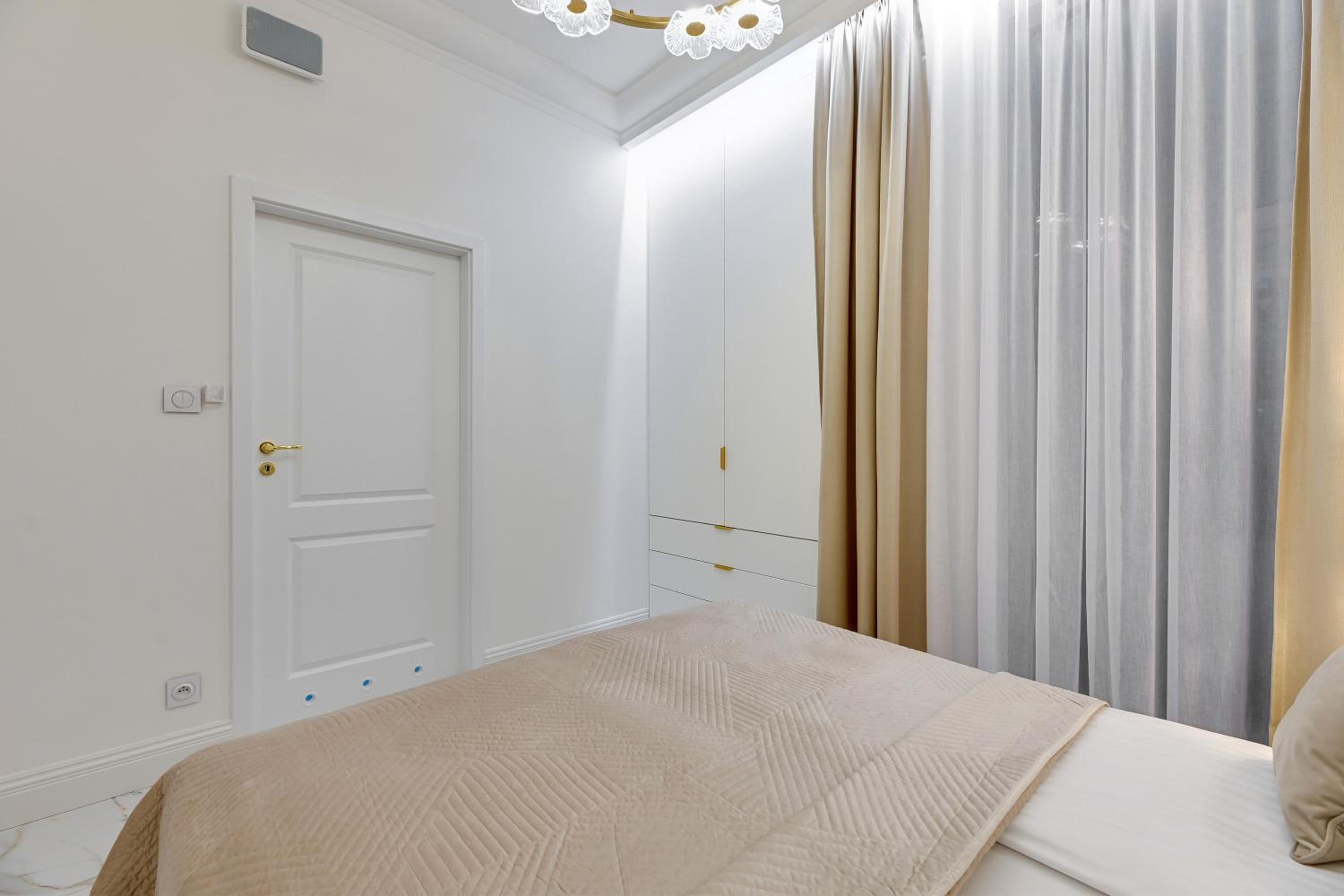Old Town & River View Premium Apartment by Lion Apartments