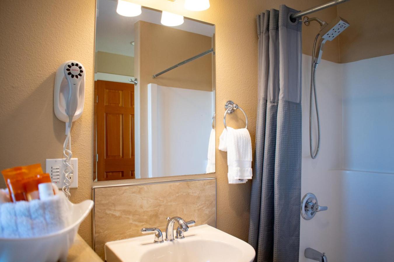 Lakeshore Lodging Lodge 722
