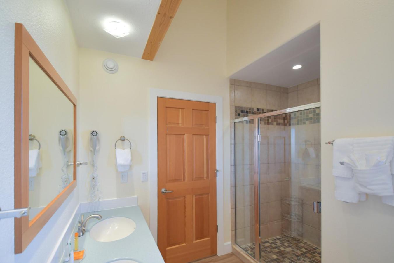 Lakeshore Lodging Lodge 713