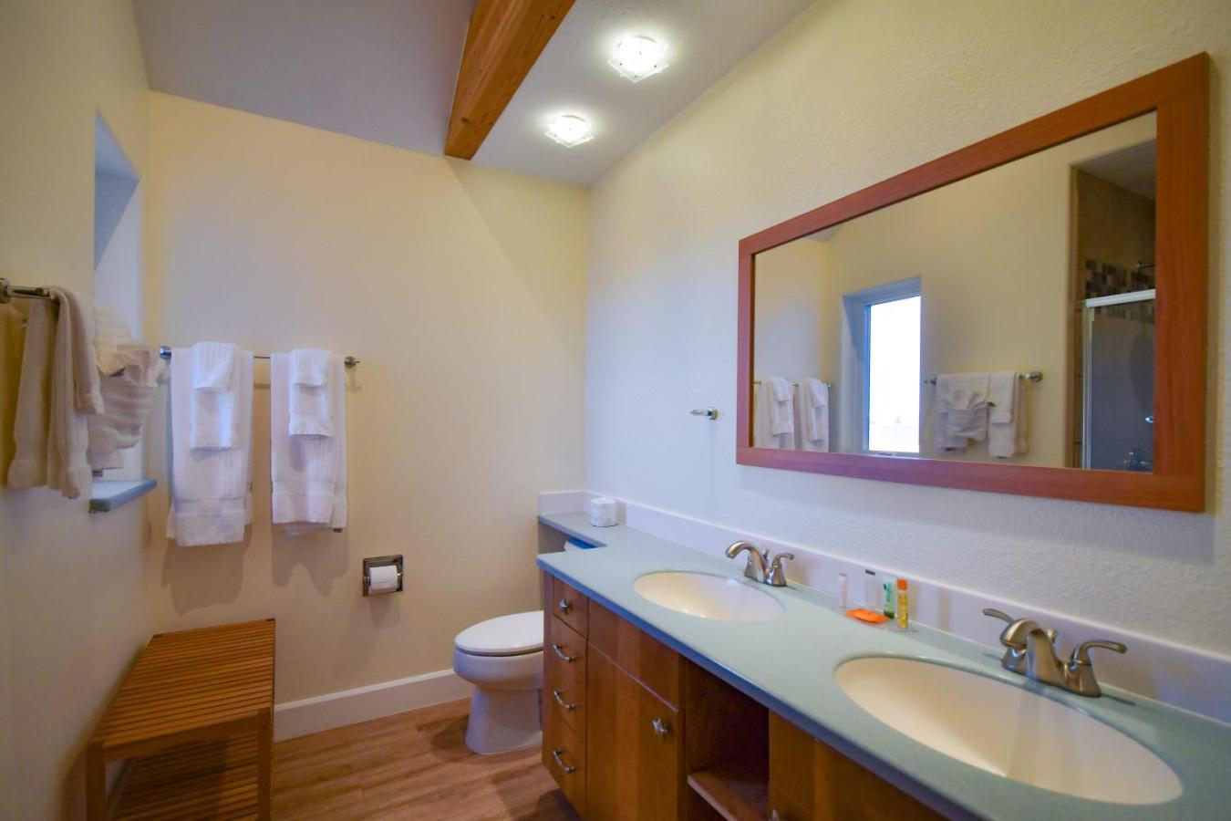 Lakeshore Lodging Lodge 713