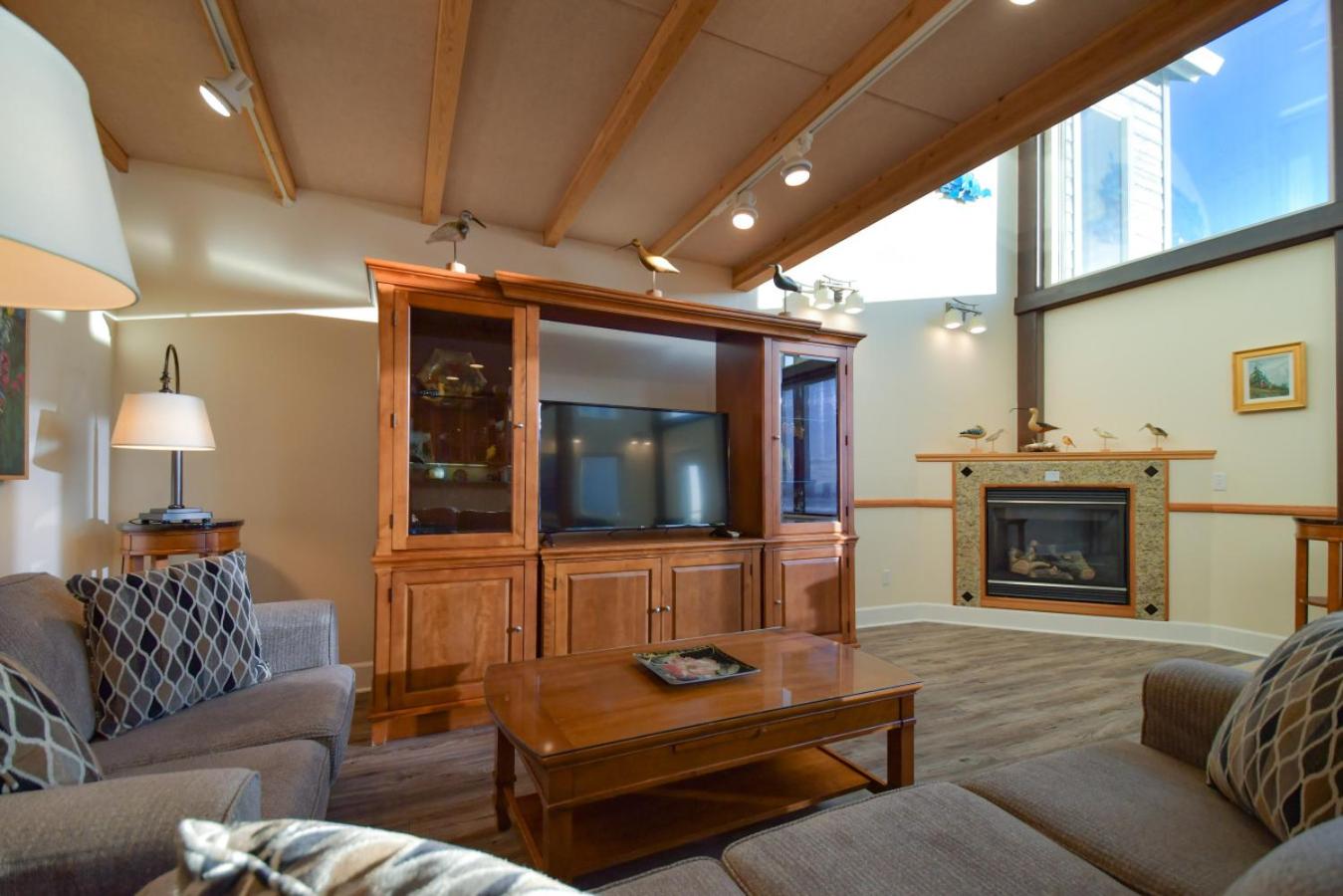 Lakeshore Lodging Lodge 715