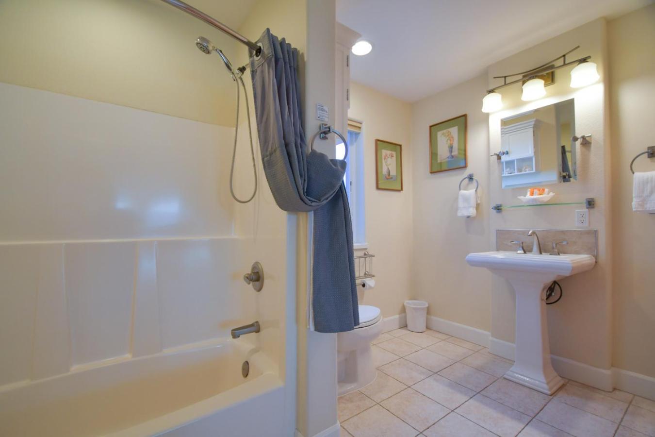 Lakeshore Lodging Lodge 715