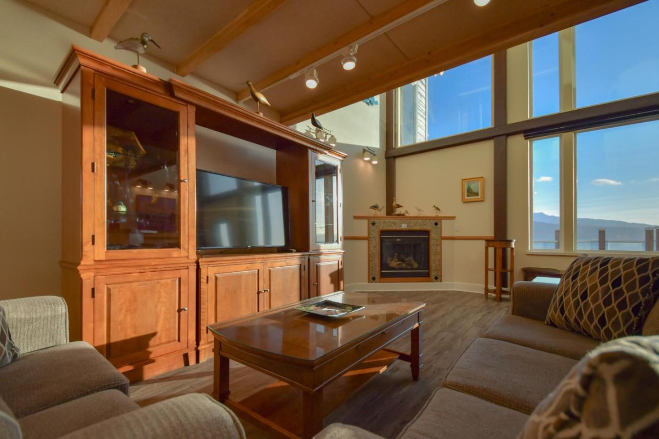 Lakeshore Lodging Lodge 715