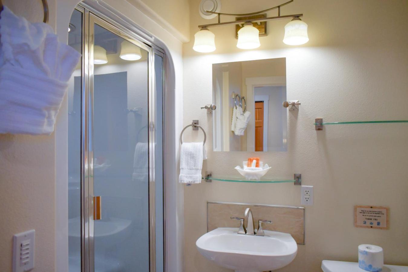 Lakeshore Lodging Lodge 715