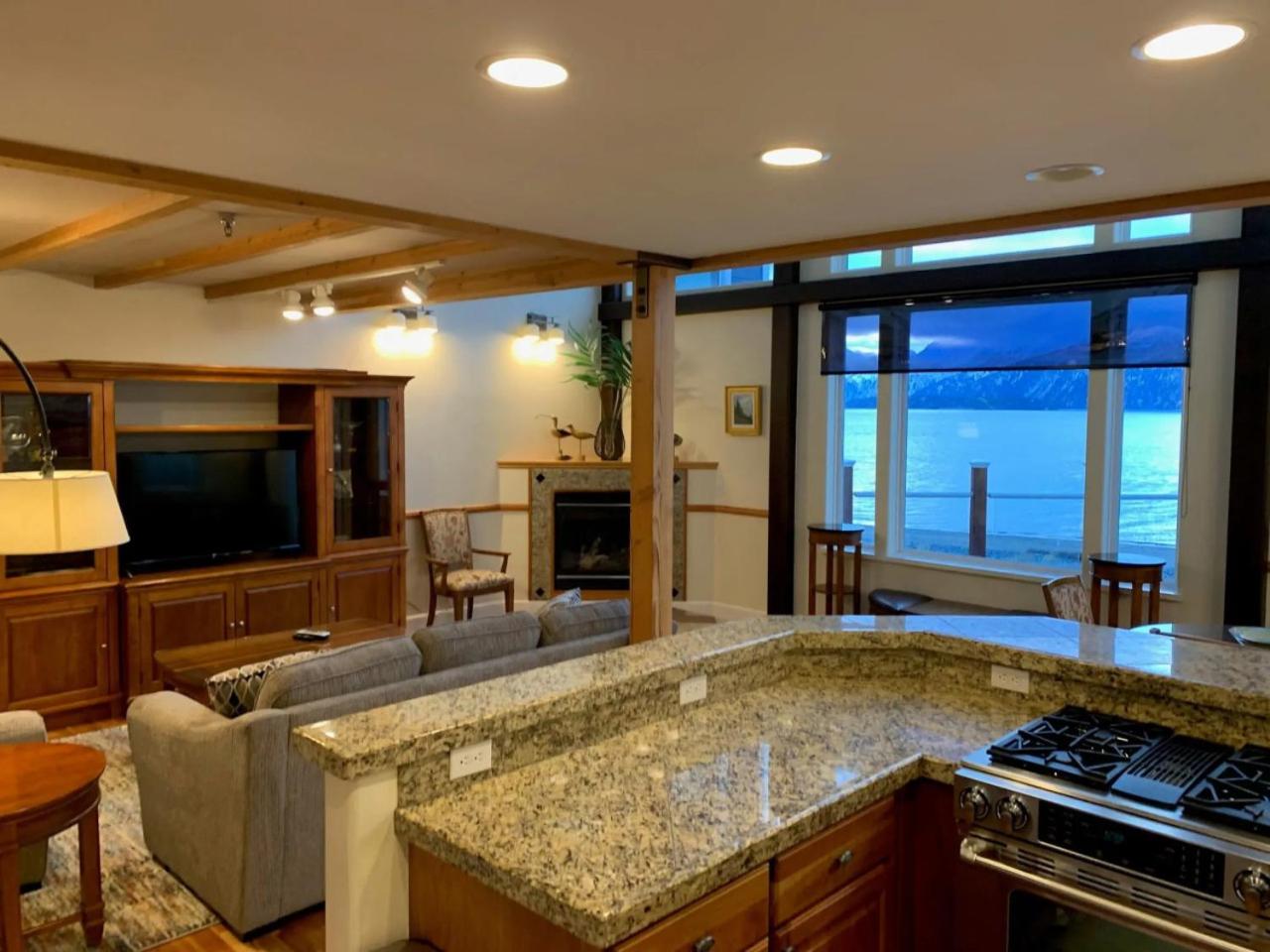Lakeshore Lodging Lodge 715