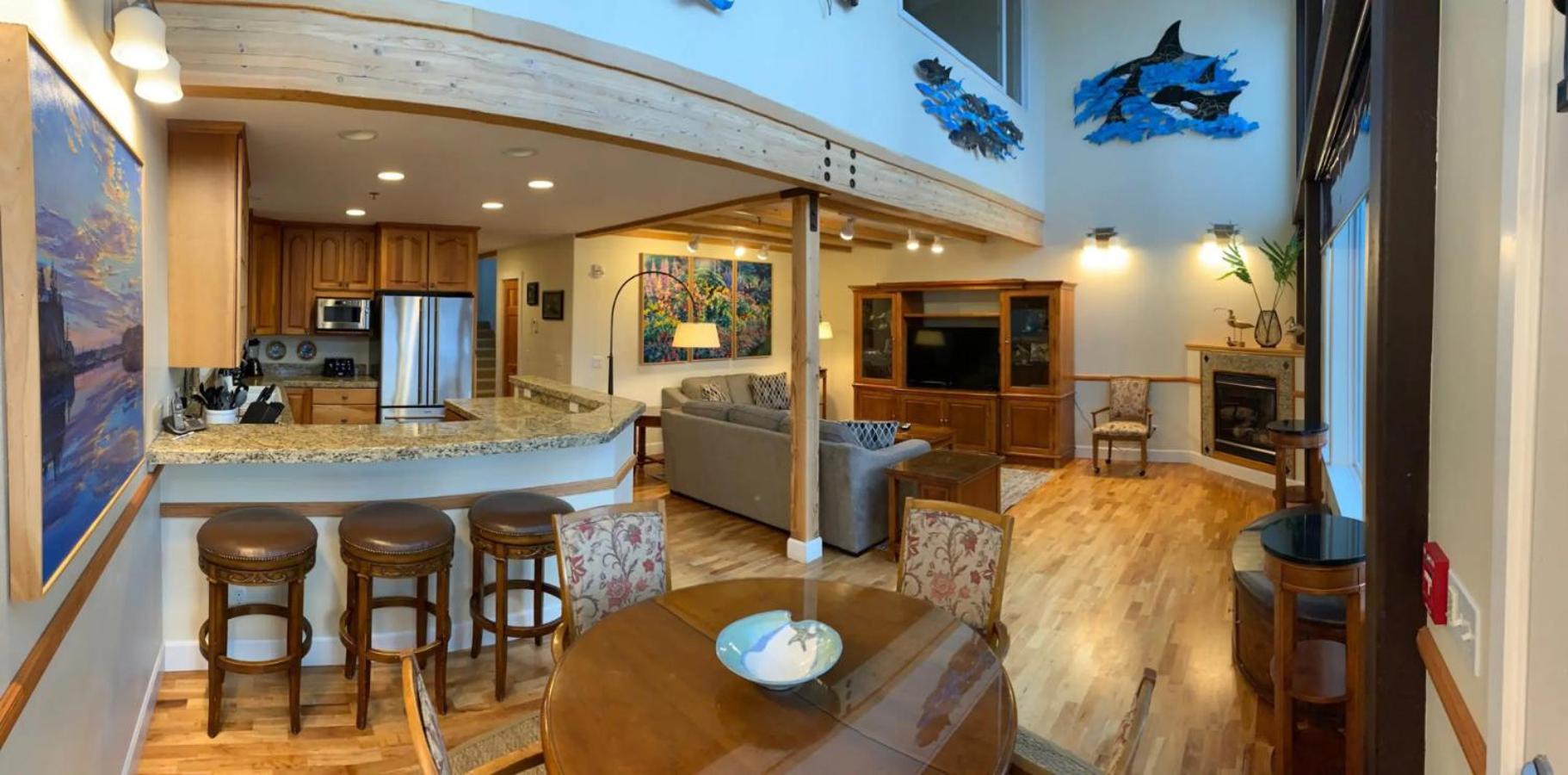 Lakeshore Lodging Lodge 715