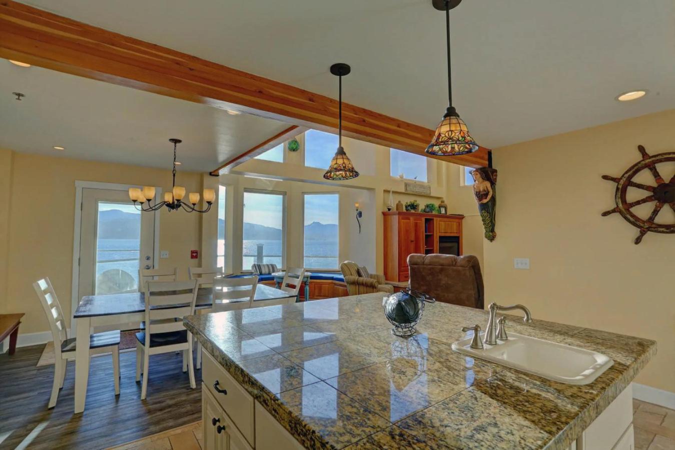 Lakeshore Lodging Lodge 711