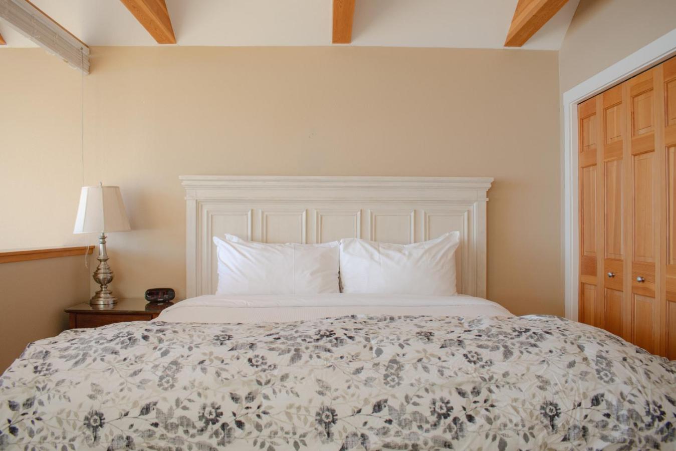 Lakeshore Lodging Lodge 710