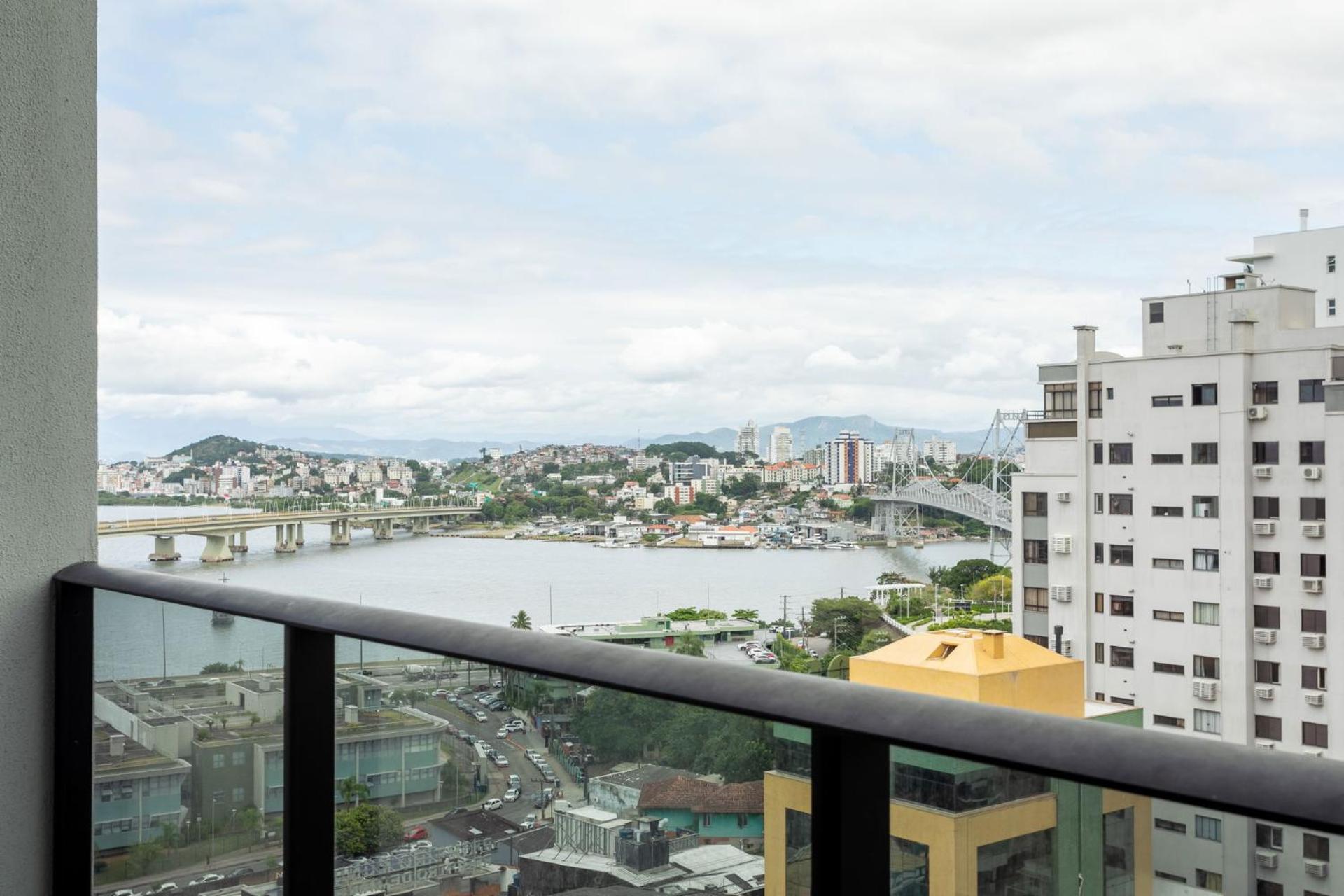 Loft moderno c/ vista da ponte Hercílio FH8972