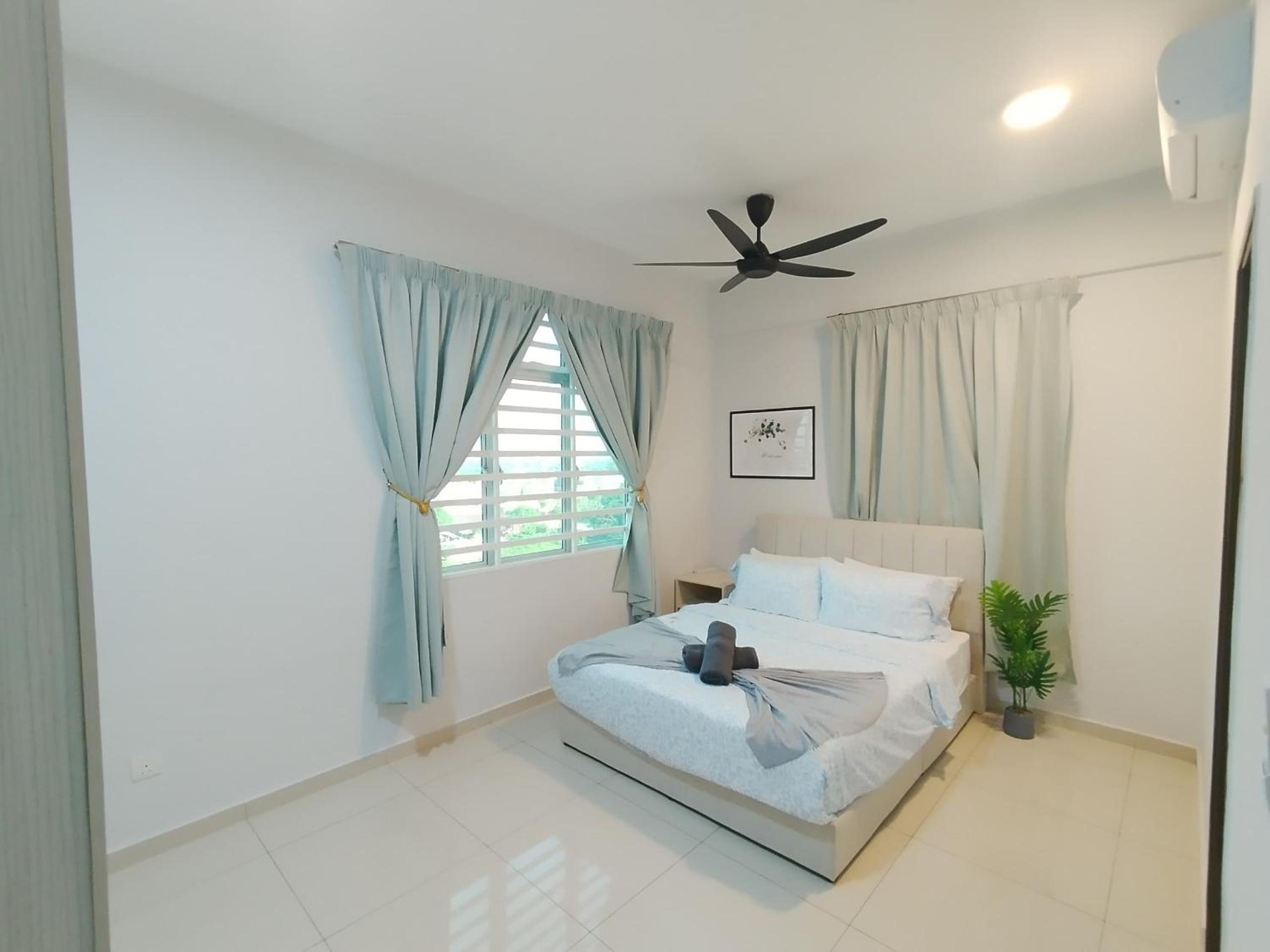 The Paloh Town Suites 4R2B with 2 carpark by IWH Suites