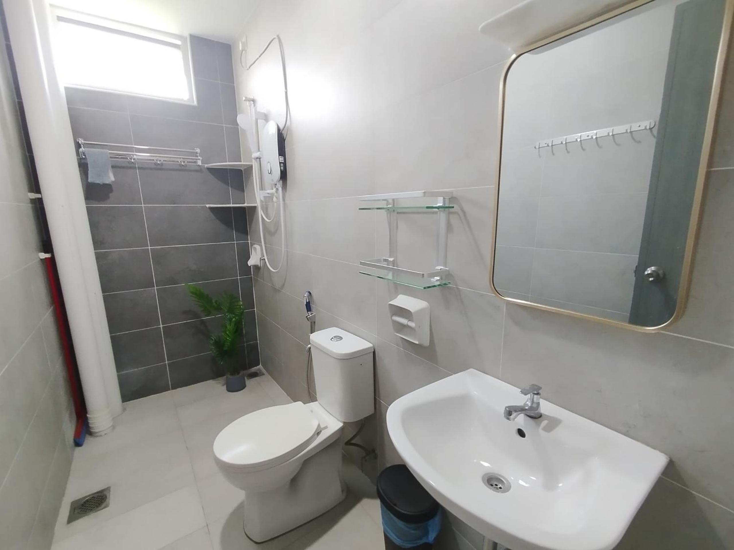The Paloh Town Suites 4R2B with 2 carpark by IWH Suites