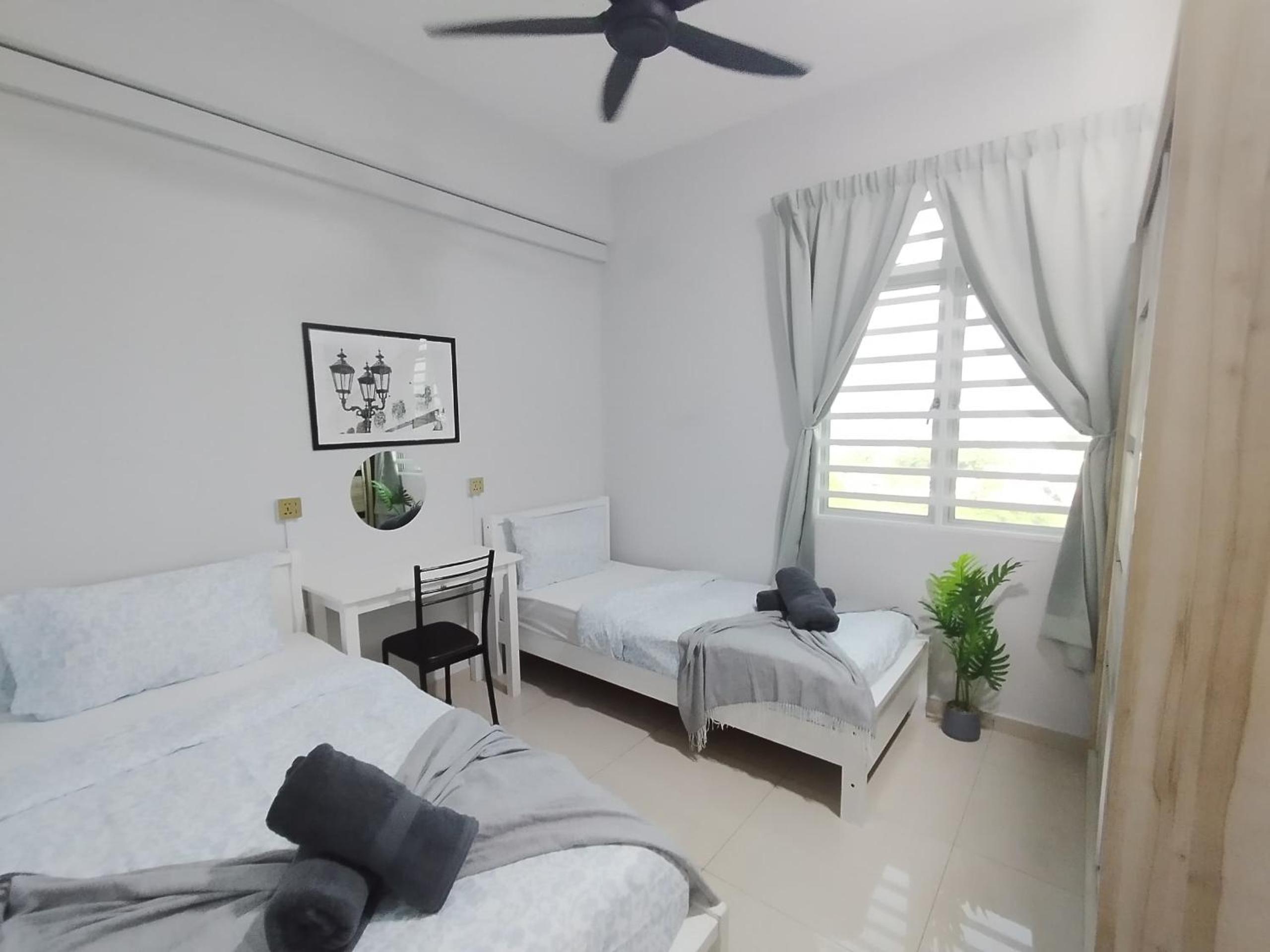 The Paloh Town Suites 4R2B with 2 carpark by IWH Suites