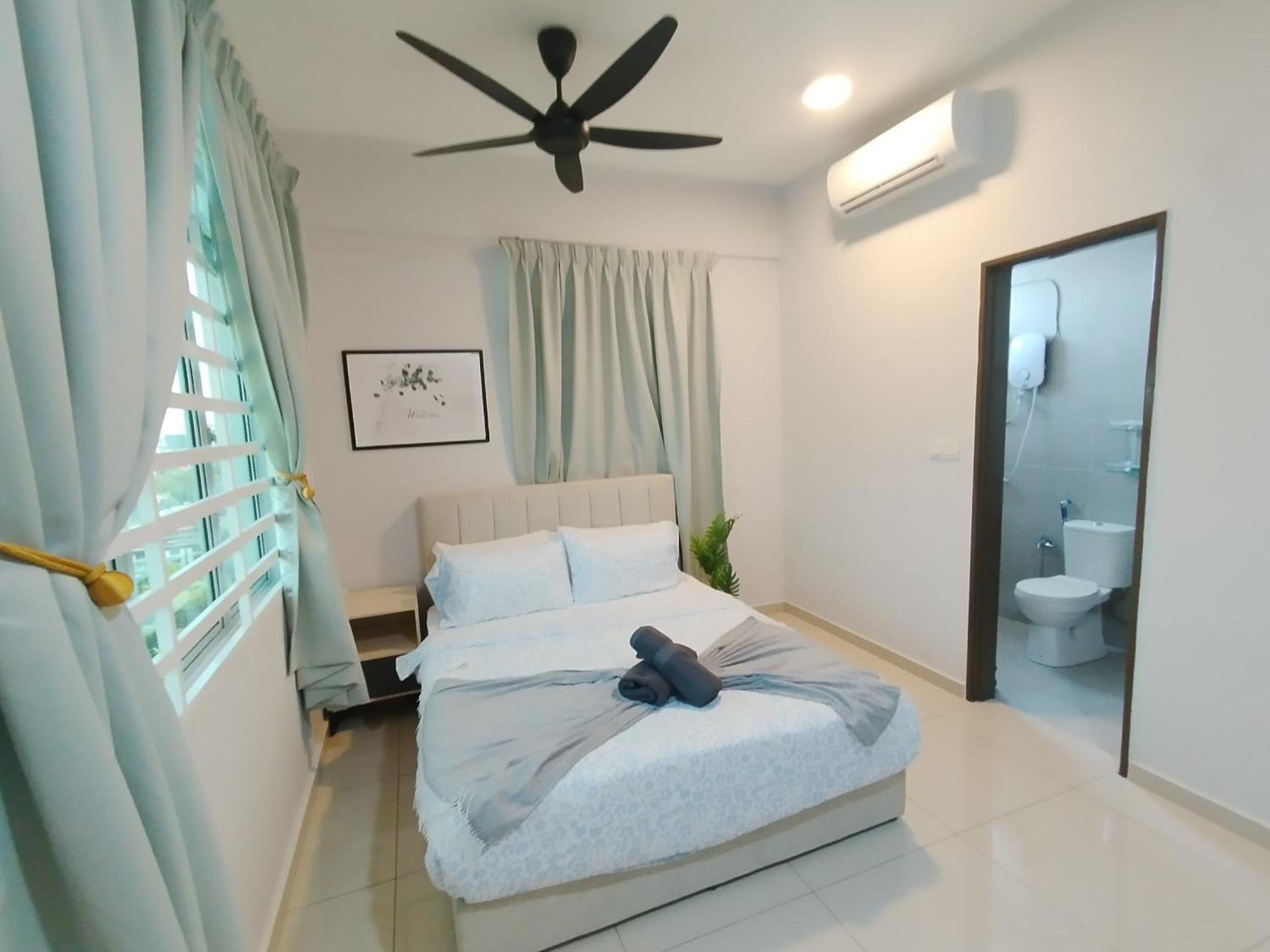 The Paloh Town Suites 4R2B with 2 carpark by IWH Suites