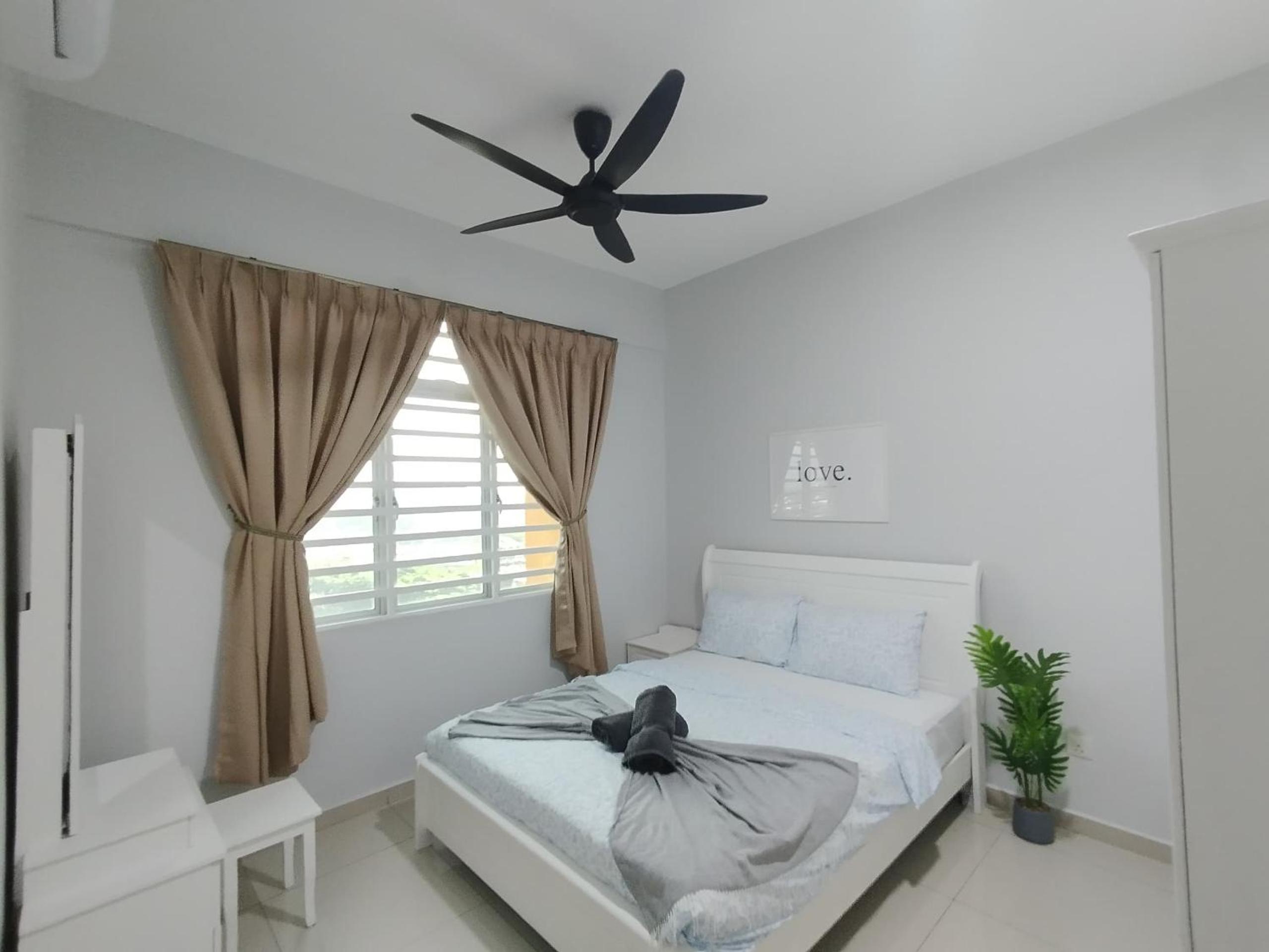 The Paloh Town Suites 4R2B with 2 carpark by IWH Suites
