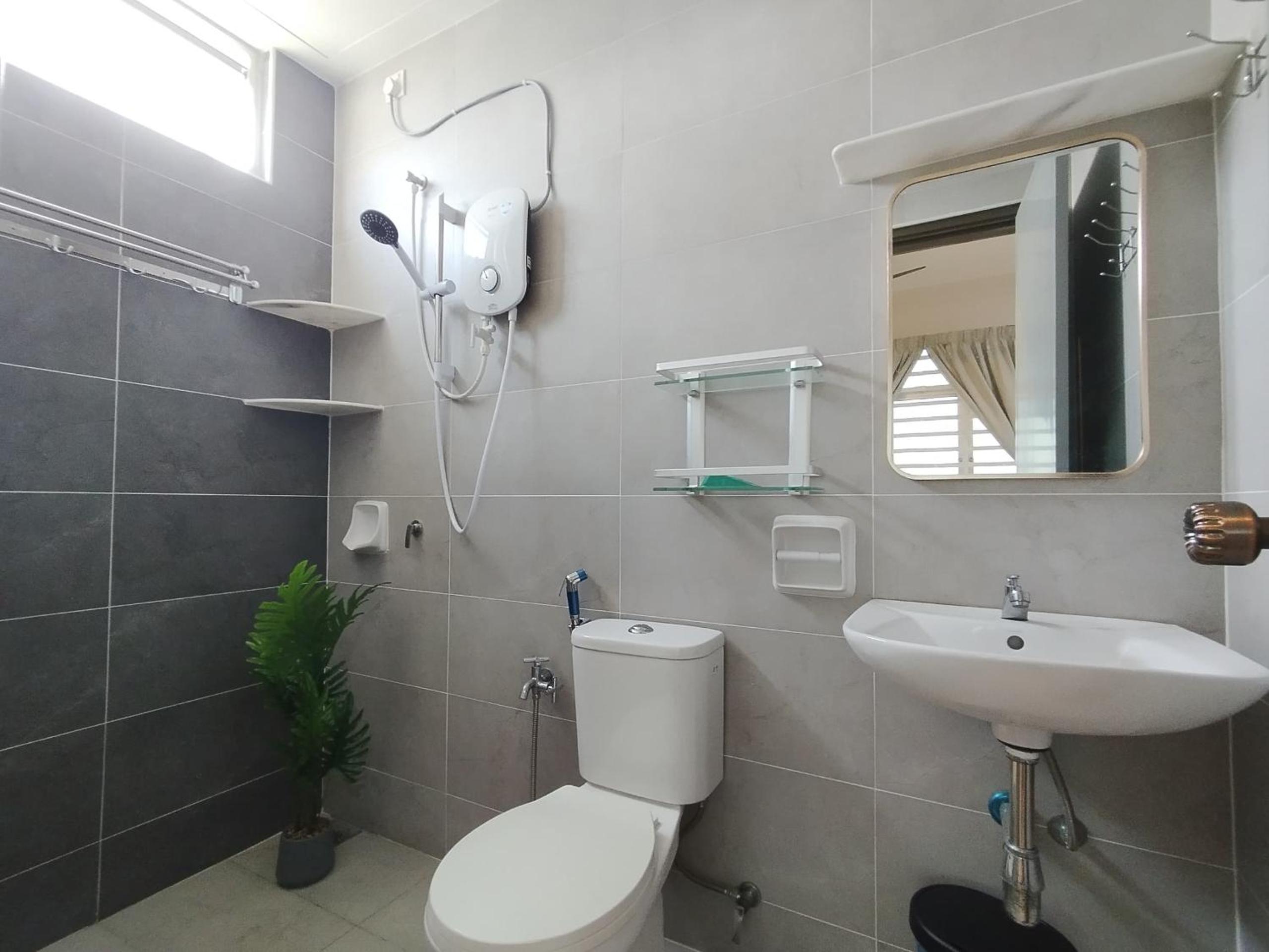 The Paloh Town Suites 4R2B with 2 carpark by IWH Suites