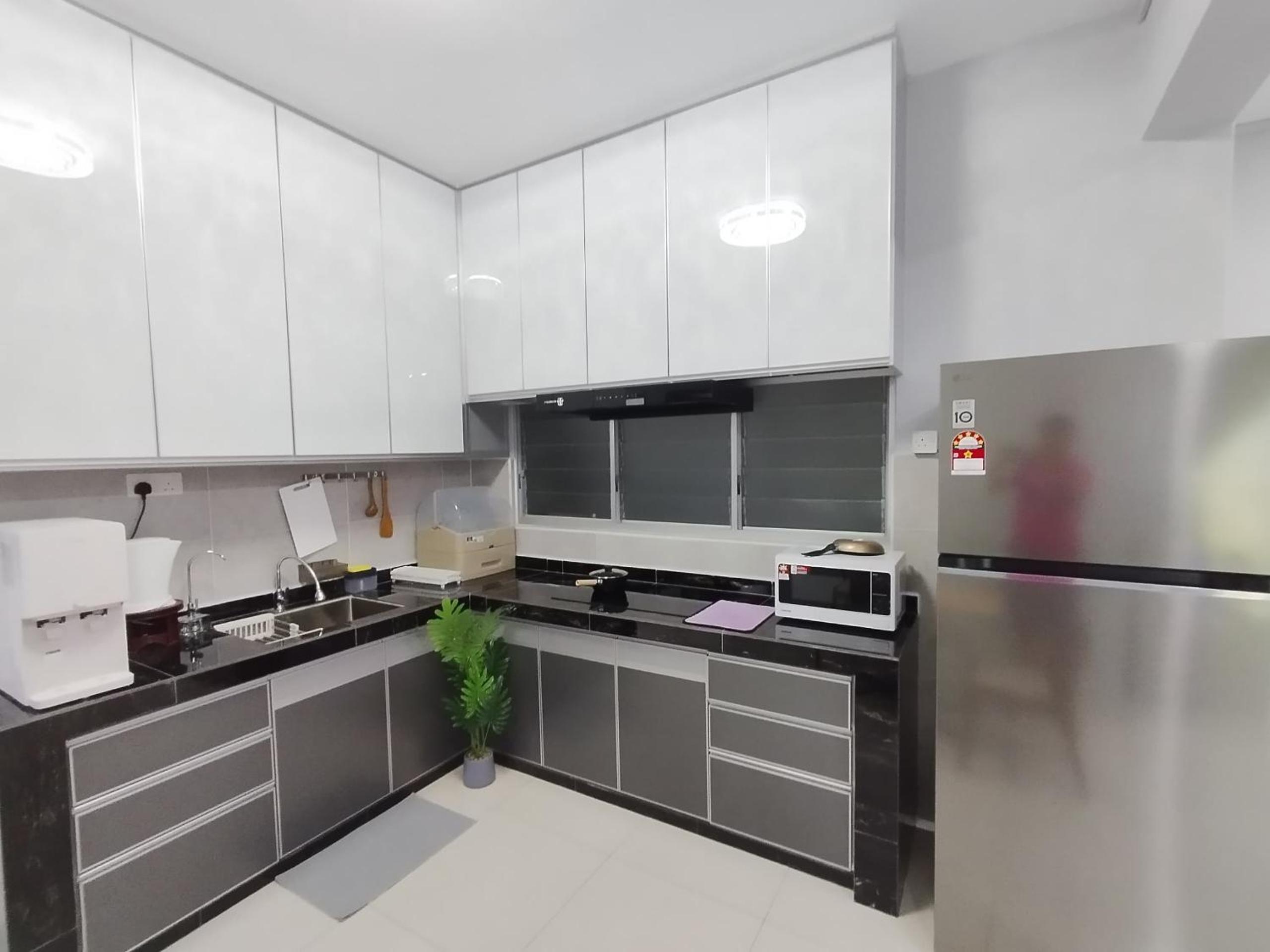 The Paloh Town Suites 4R2B with 2 carpark by IWH Suites