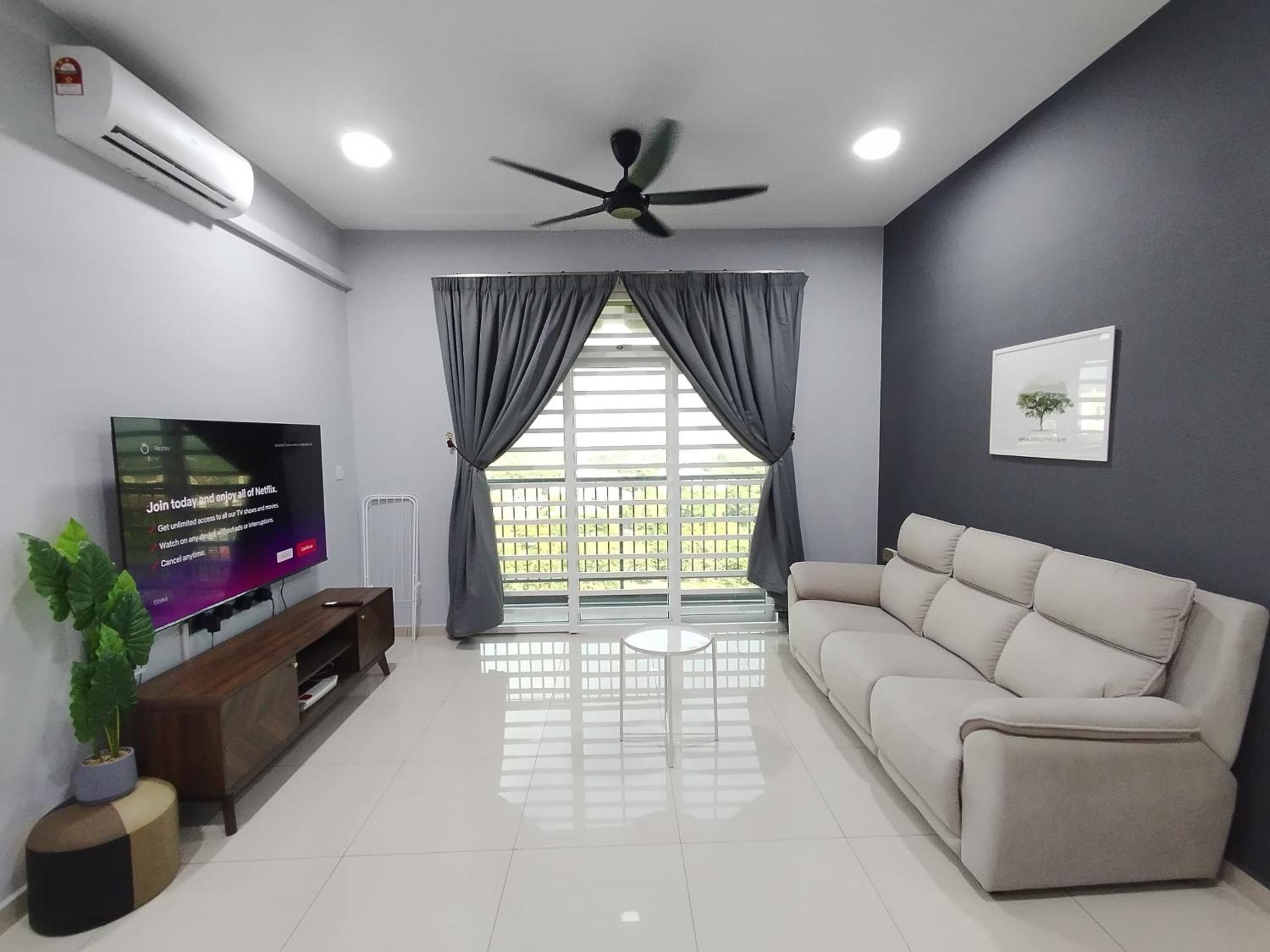 The Paloh Town Suites 4R2B with 2 carpark by IWH Suites