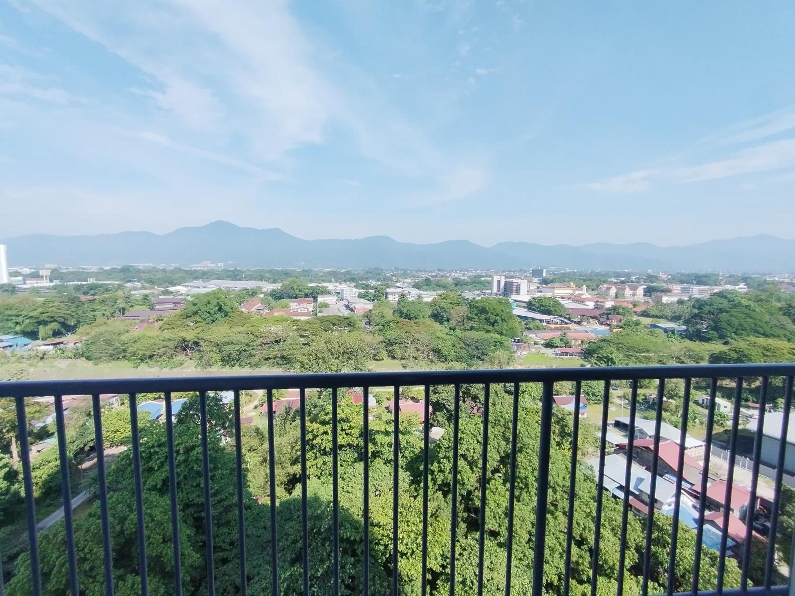 The Paloh Town Suites 4R2B with 2 carpark by IWH Suites