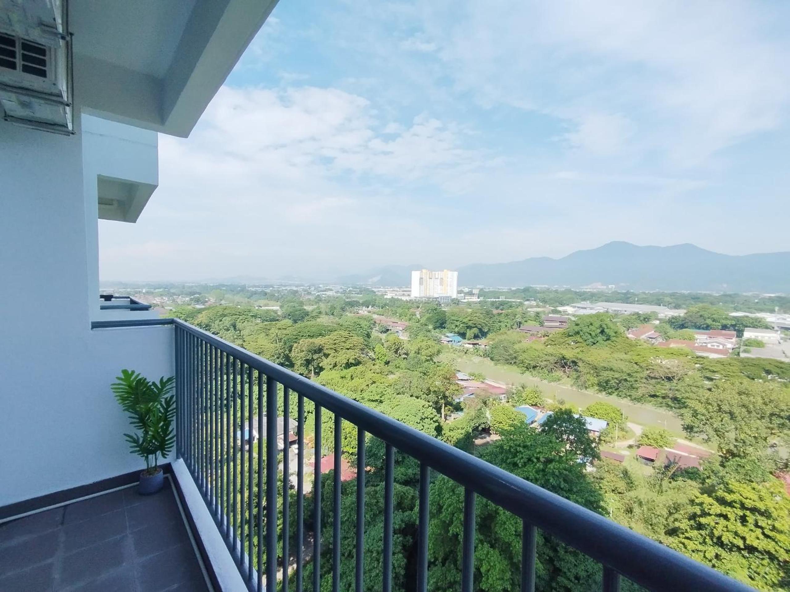 The Paloh Town Suites 4R2B with 2 carpark by IWH Suites