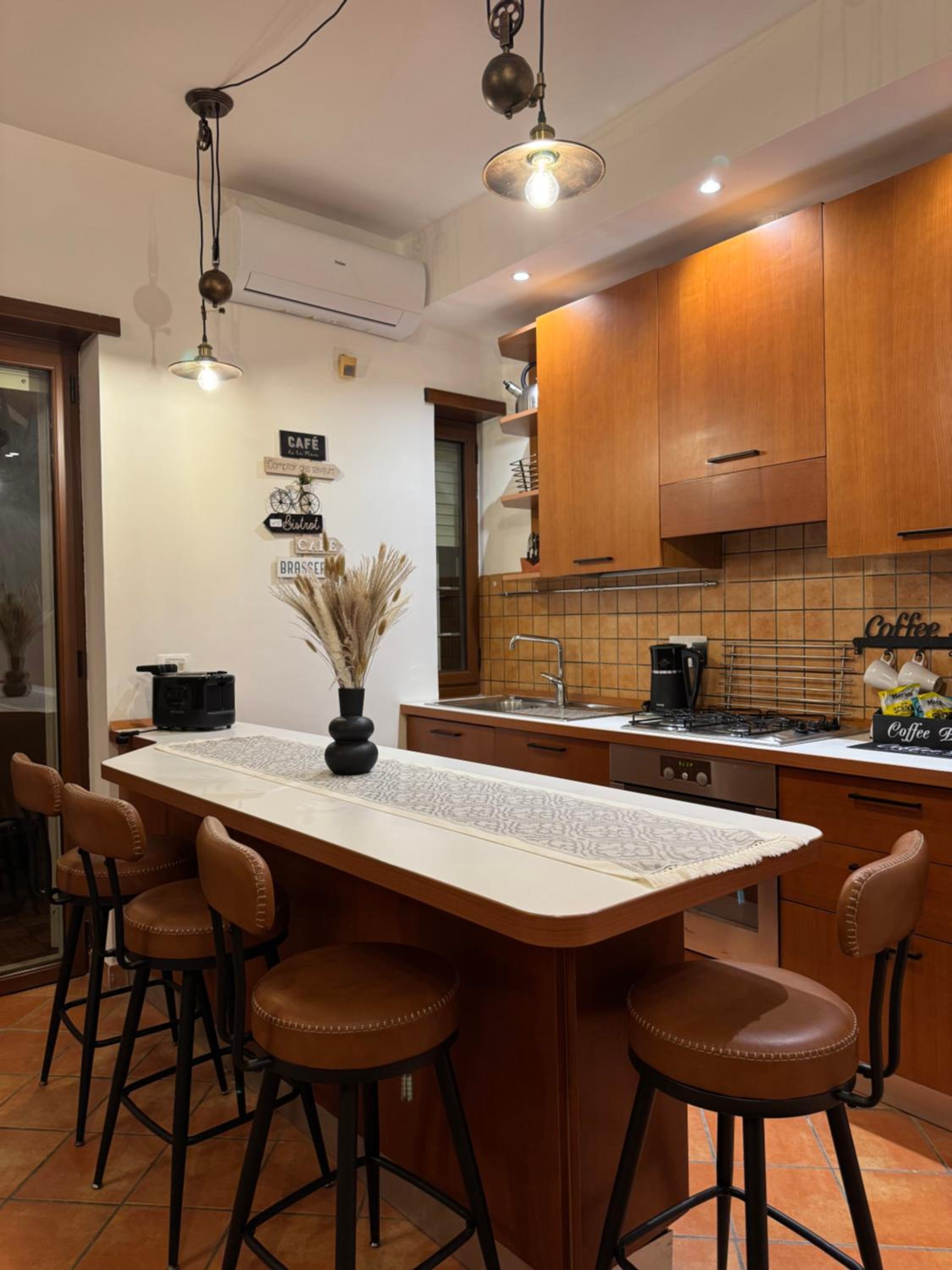 Welcoming Vatican Garden Home - with Hot Hub