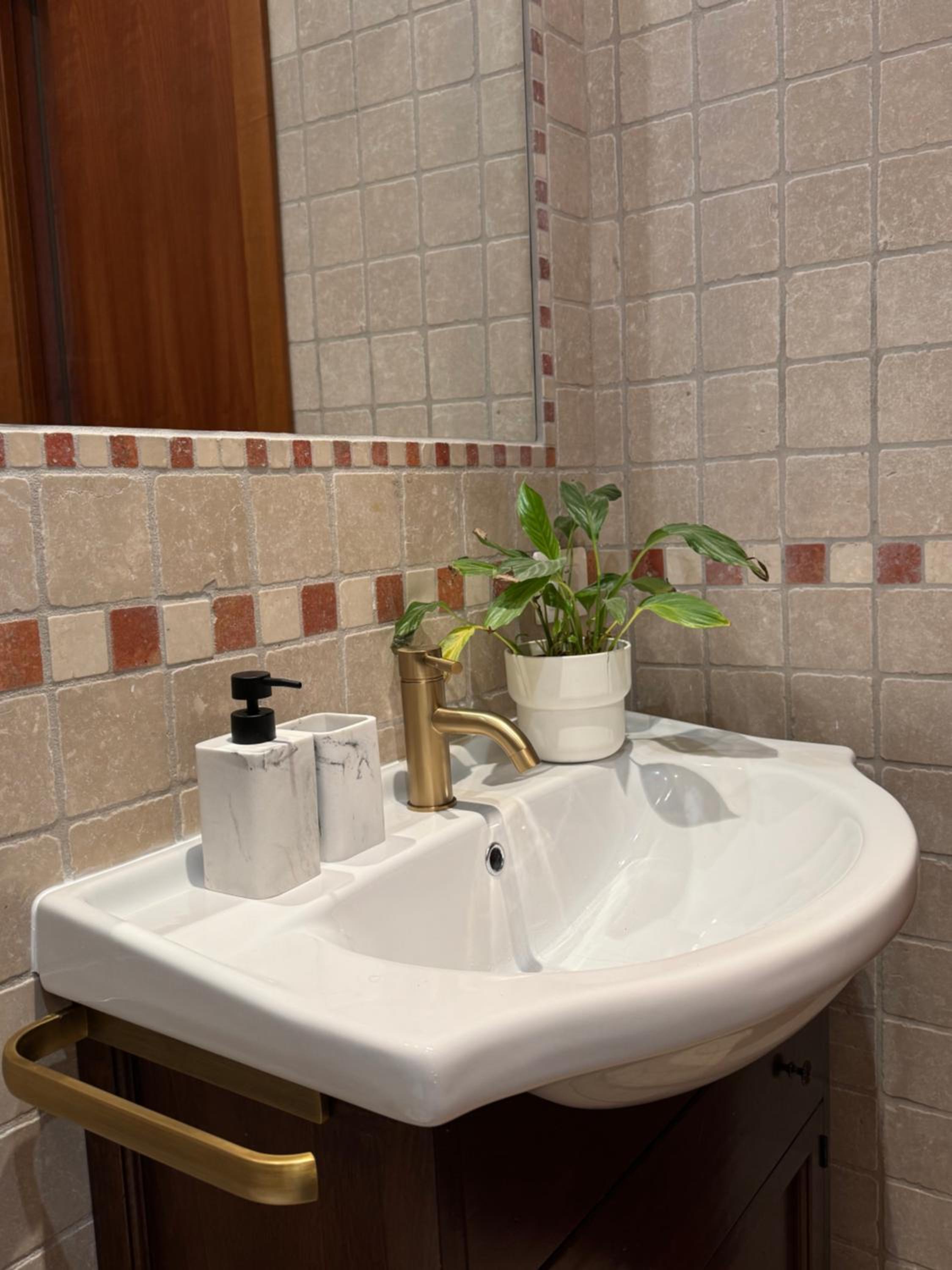 Welcoming Vatican Garden Home - with Hot Hub