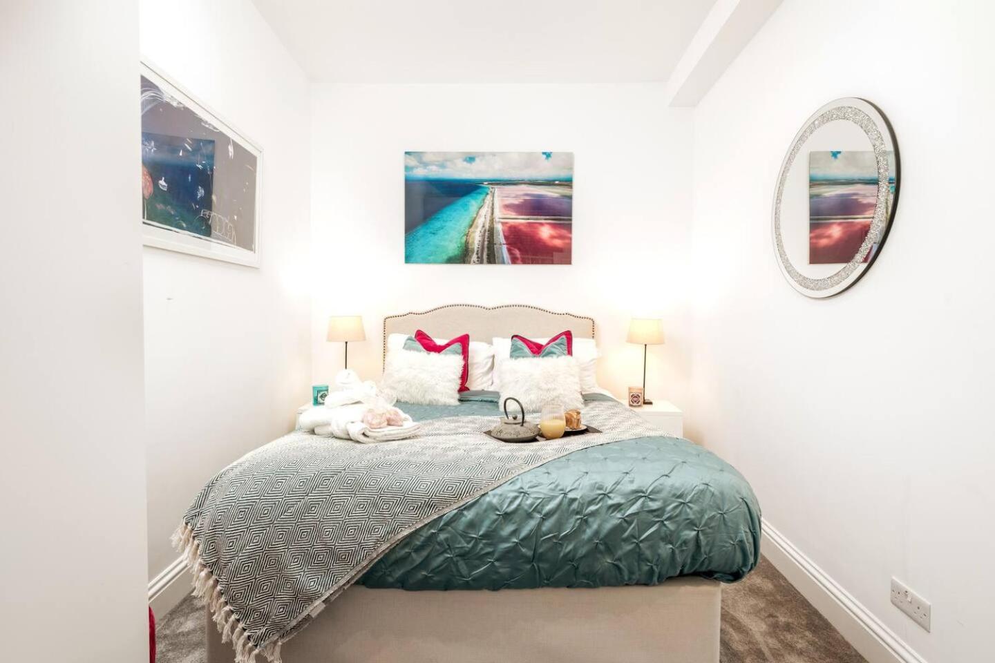 Niru Experience Pearl of Ifield Road 5BD 3BA