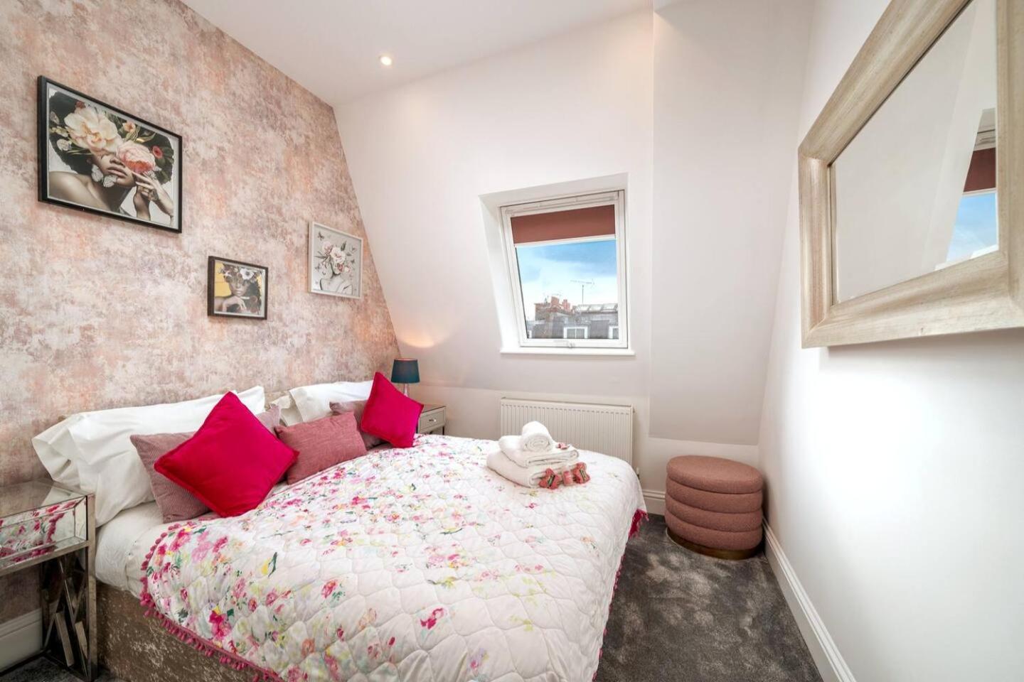 Niru Experience Pearl of Ifield Road 5BD 3BA