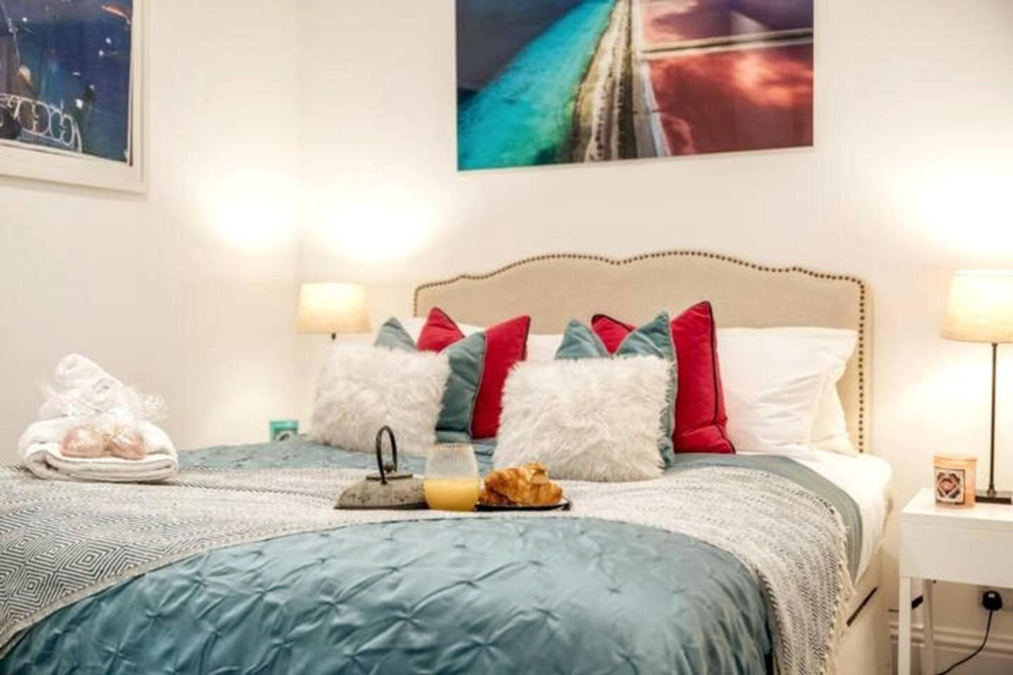 Niru Experience Pearl of Ifield Road 5BD 3BA