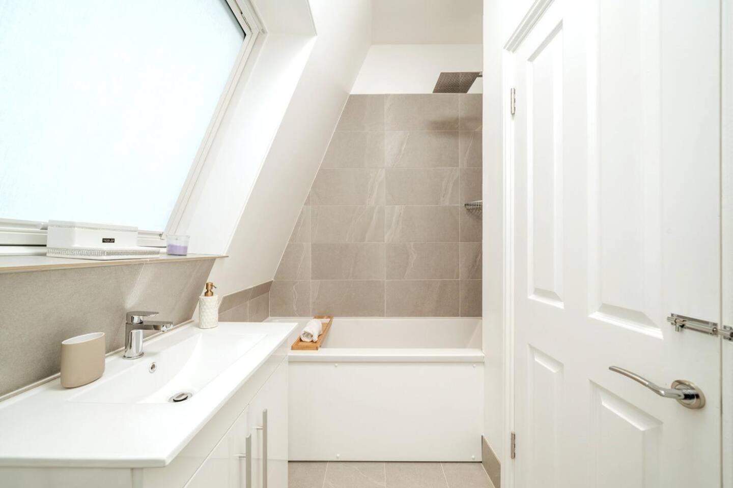 Niru Experience Pearl of Ifield Road 5BD 3BA