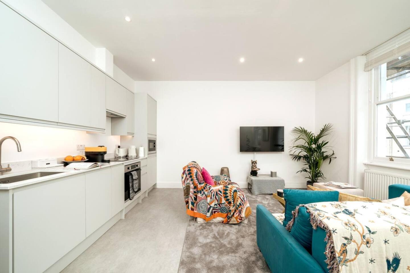 Niru Experience Pearl of Ifield Road 5BD 3BA