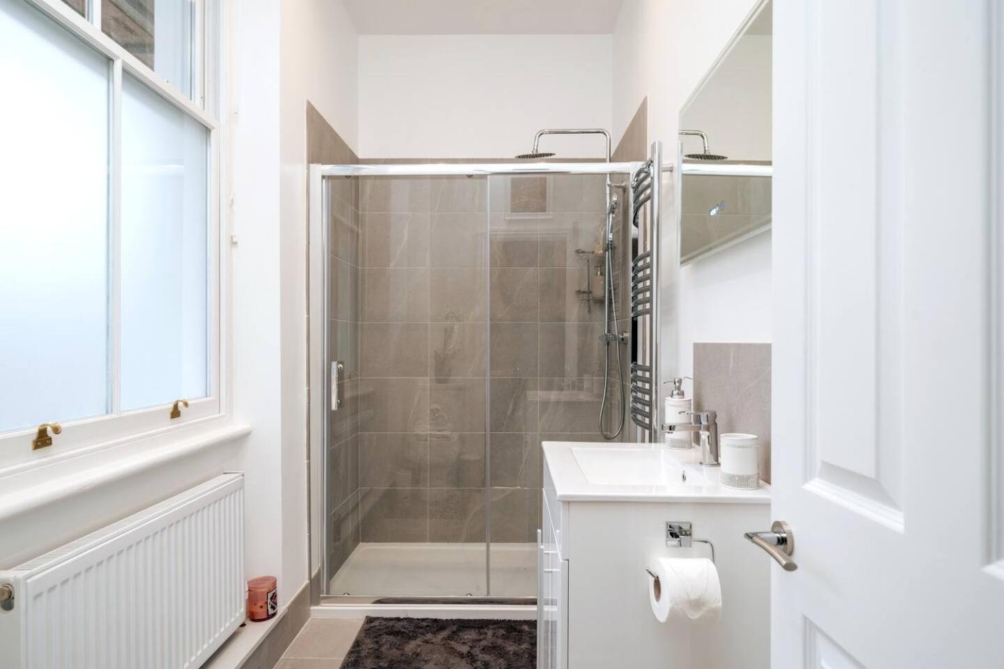 Niru Experience Pearl of Ifield Road 5BD 3BA