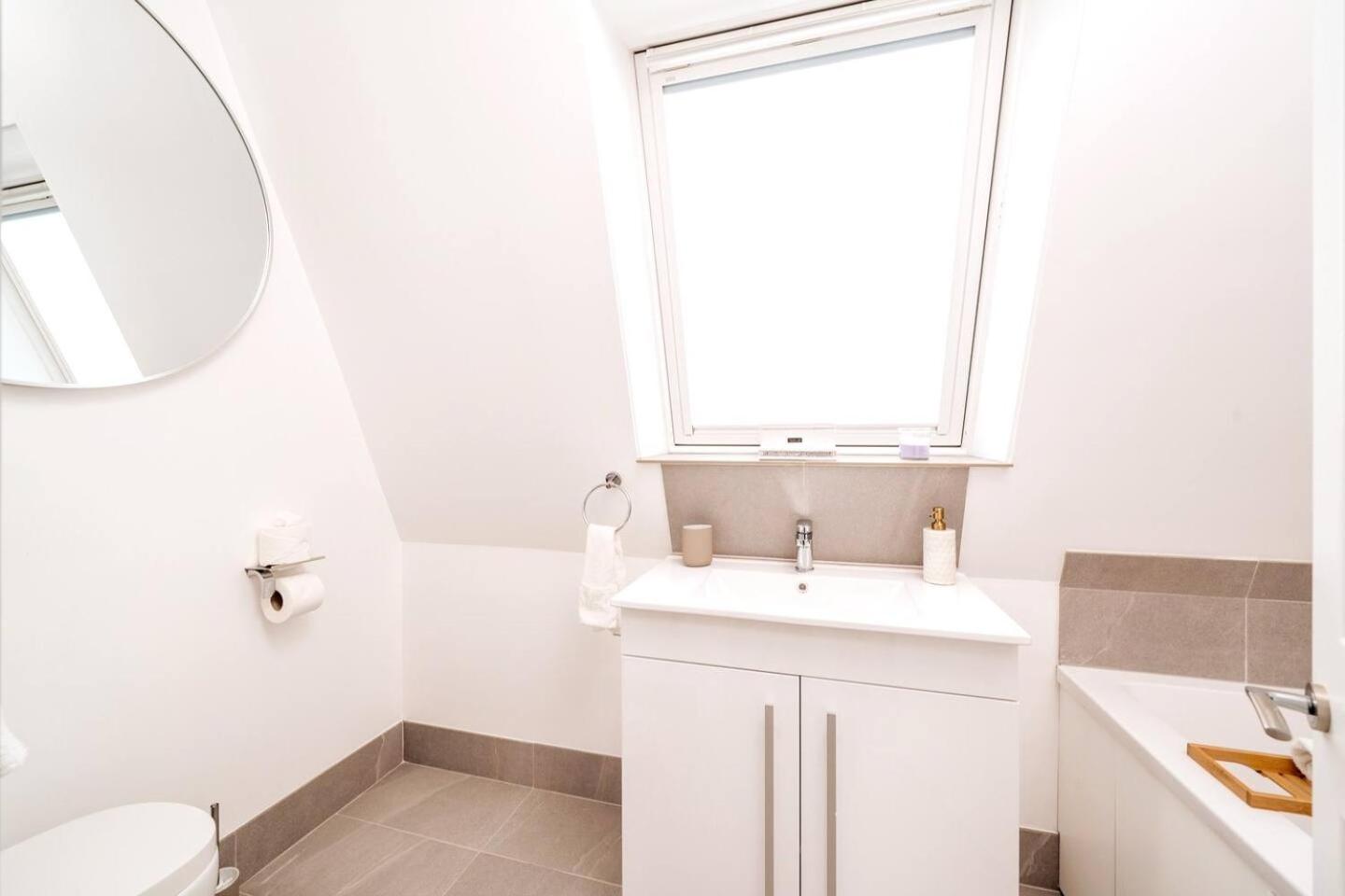 Niru Experience Pearl of Ifield Road 5BD 3BA