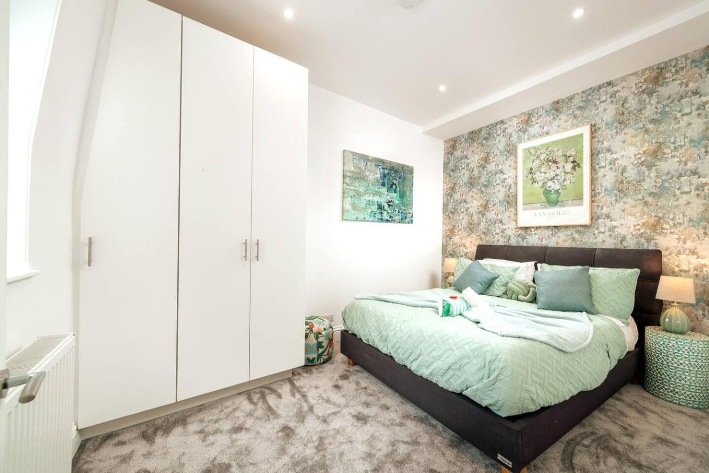Niru Experience Pearl of Ifield Road 5BD 3BA