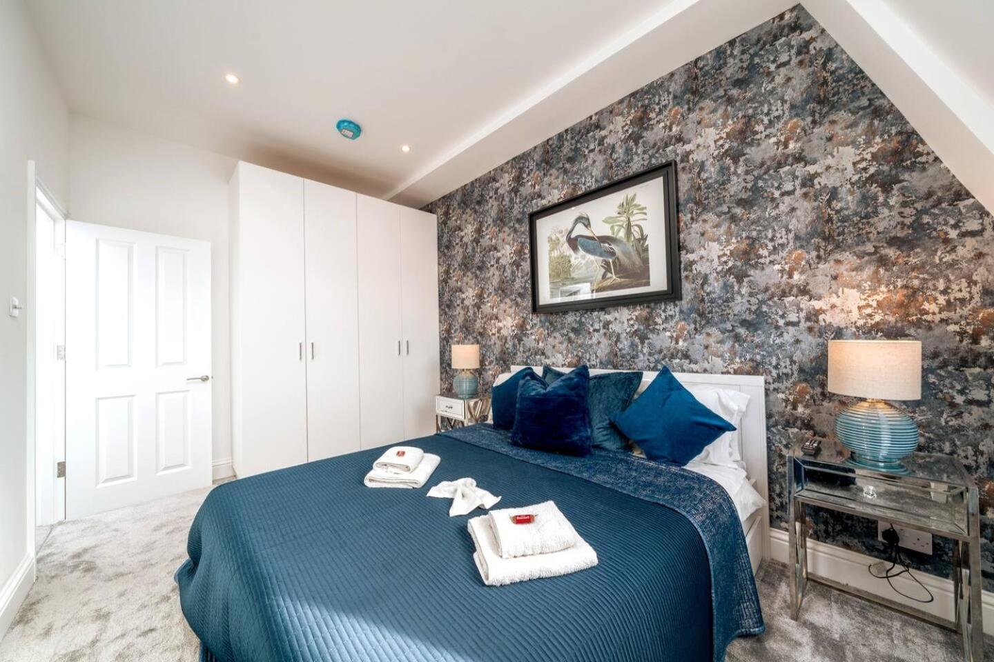 Niru Experience Pearl of Ifield Road 5BD 3BA