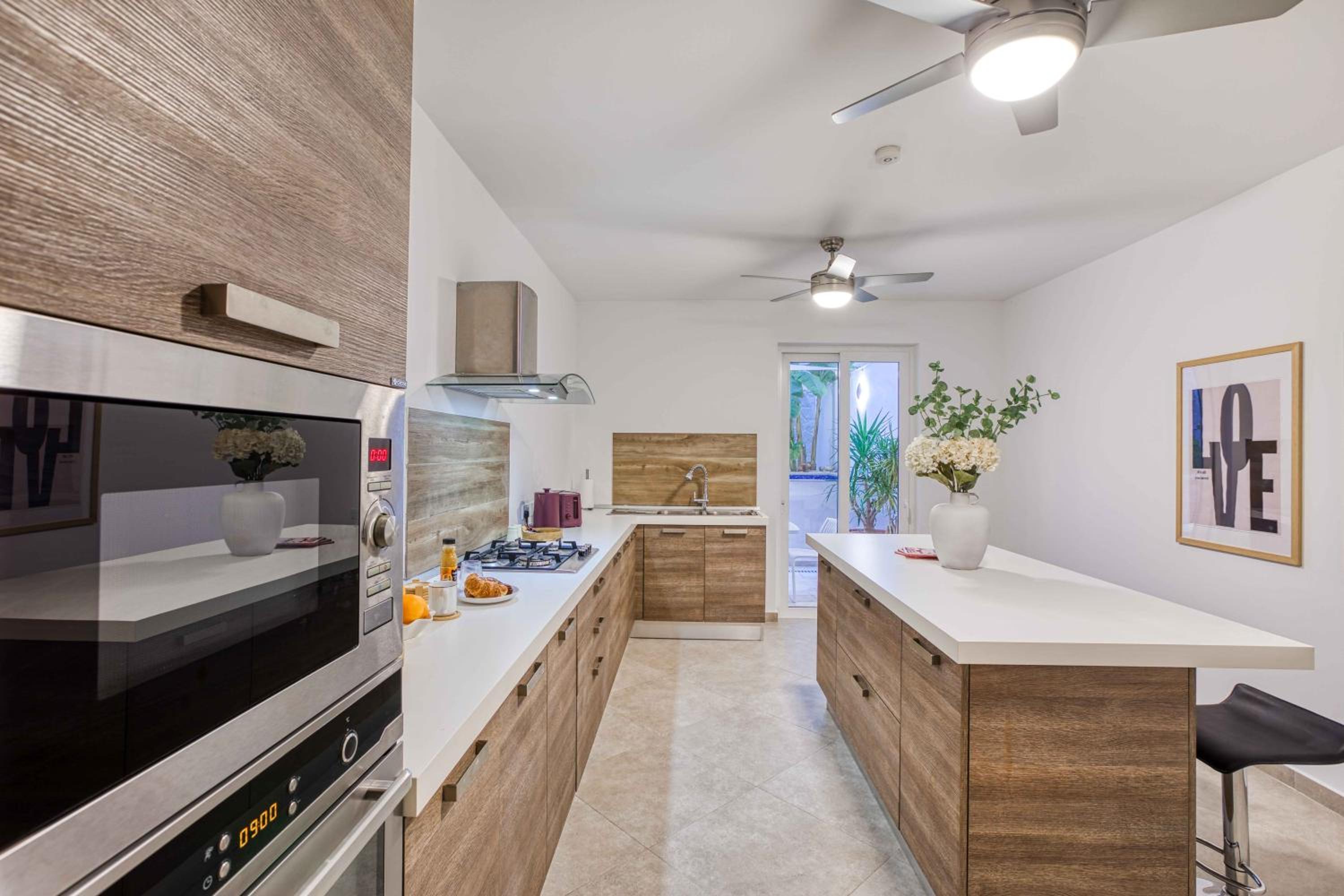 Luxury Apartment in St Pauls Bay w pool by Homely photo 5