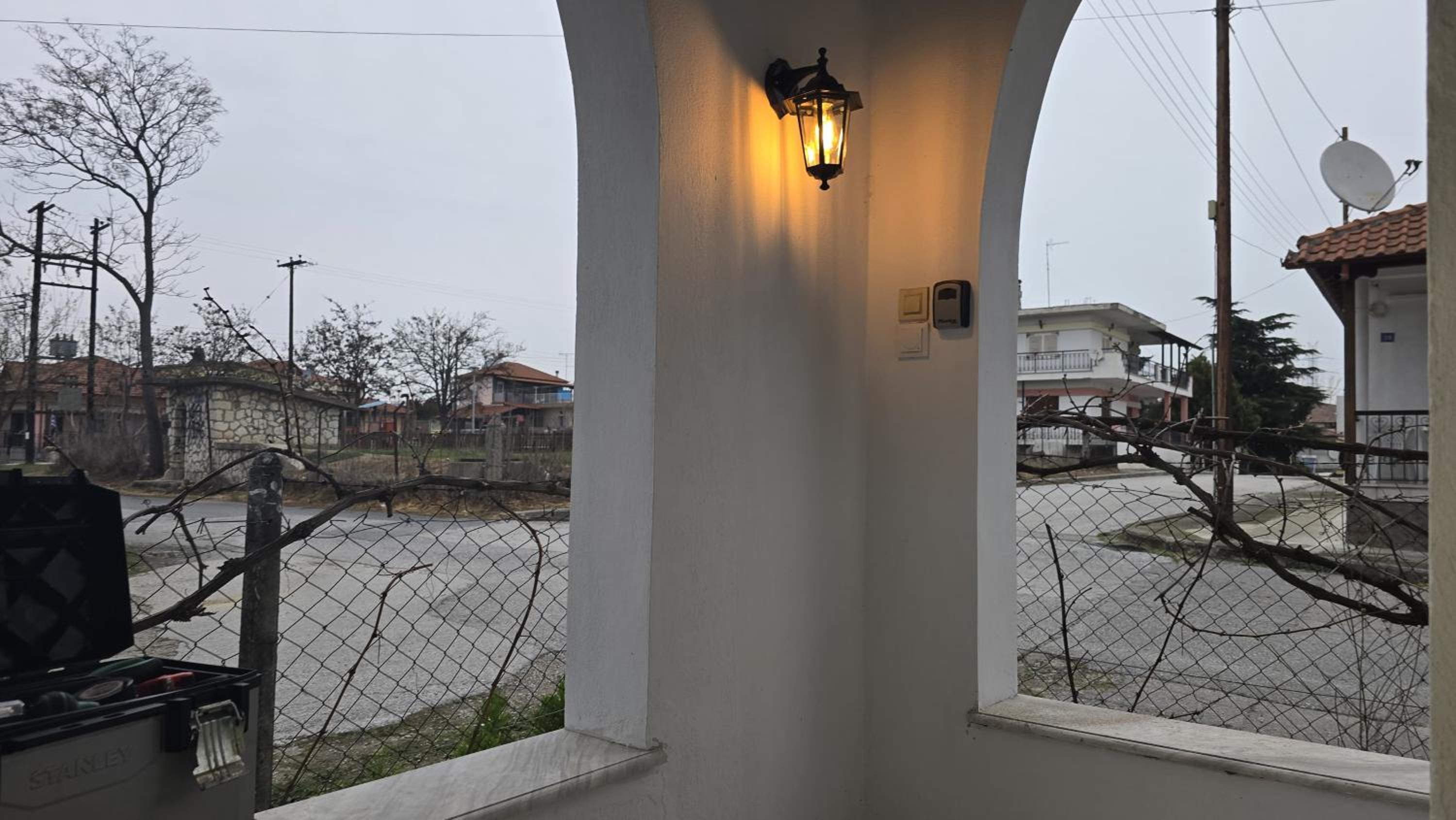 Family-friendly apartment in a village house with 4K NETFLIX and Fast Internet, 30 mins away from Thessaloniki