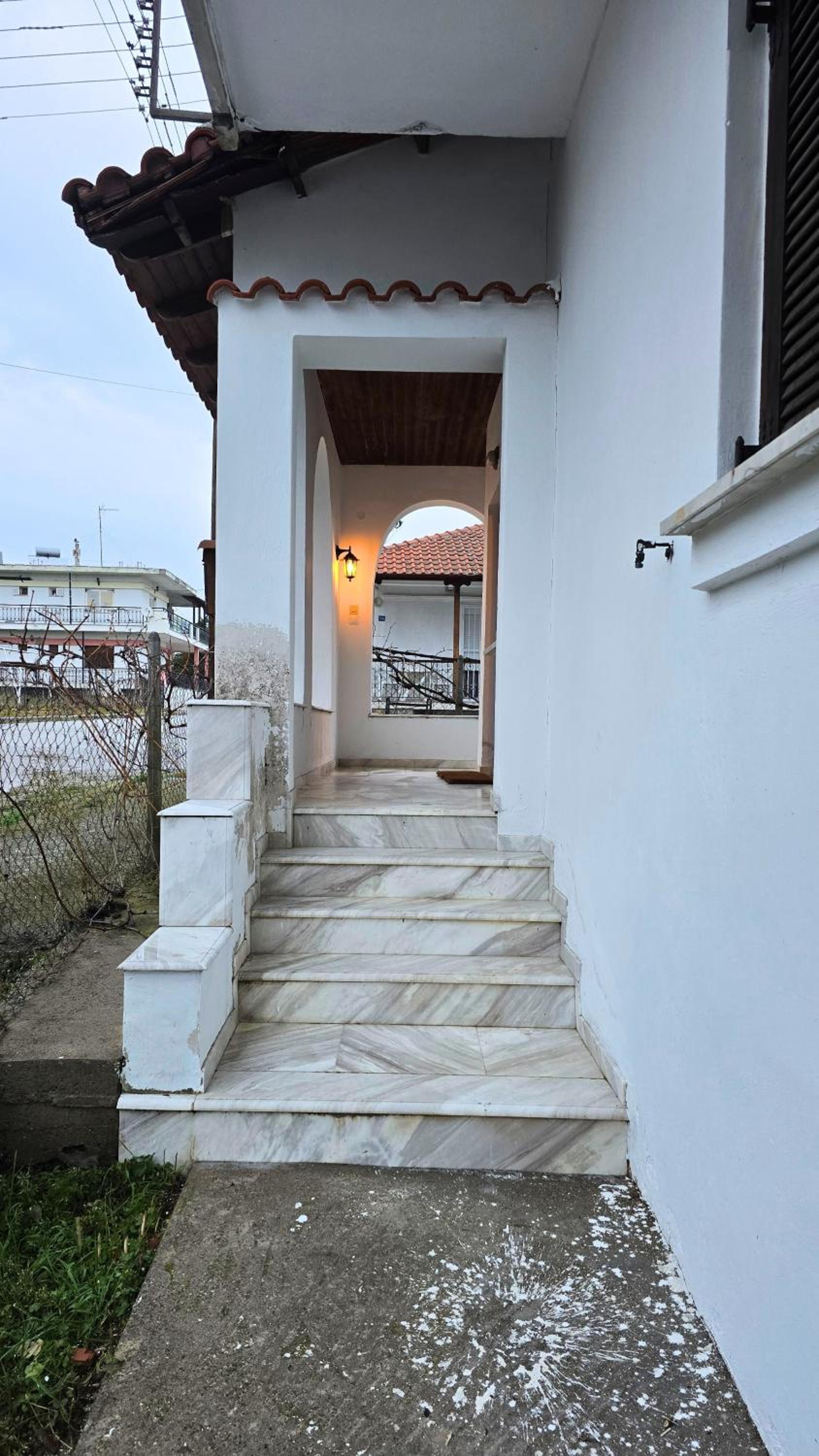Family-friendly apartment in a village house with 4K NETFLIX and Fast Internet, 30 mins away from Thessaloniki