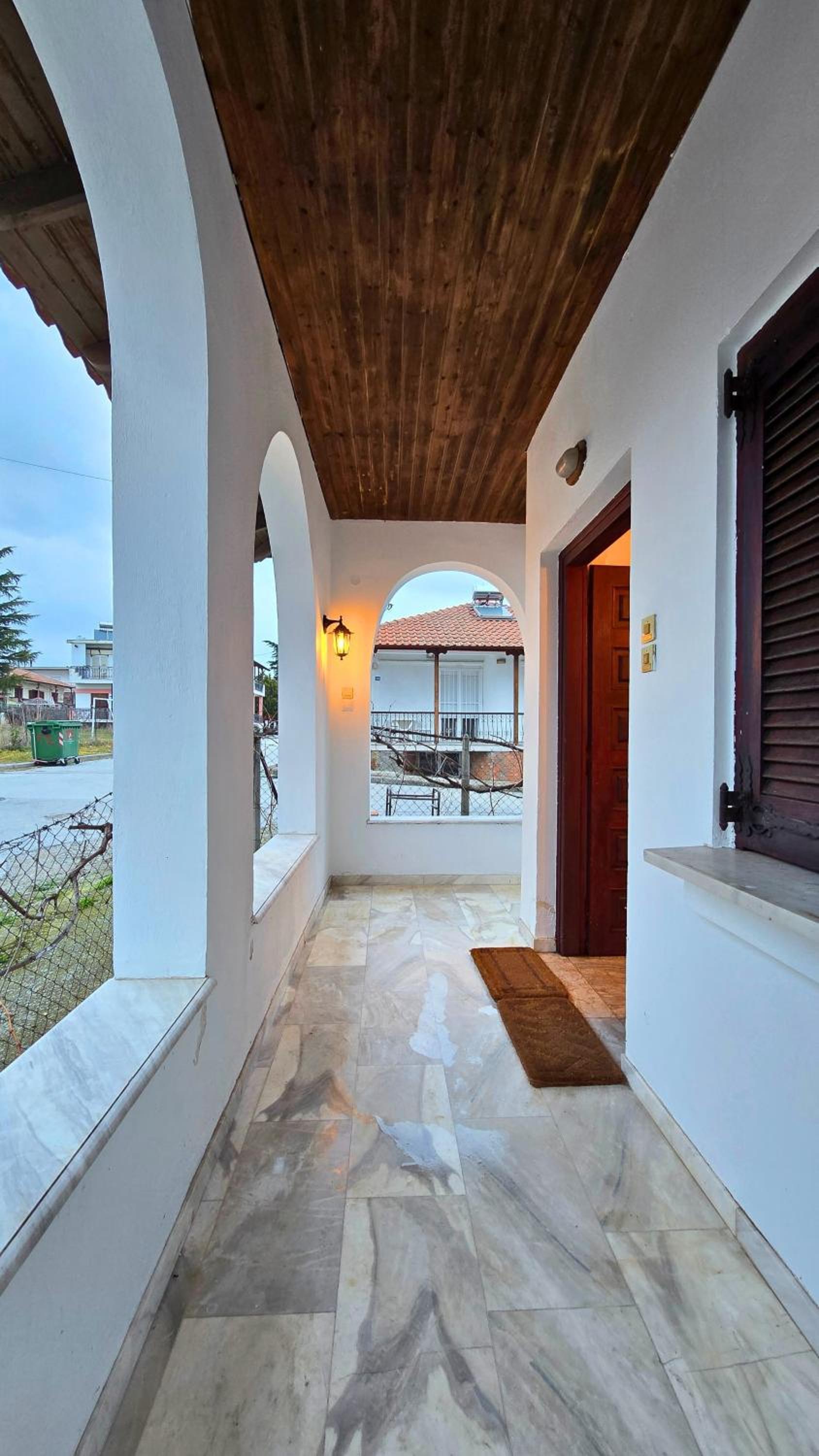 Family-friendly apartment in a village house with 4K NETFLIX and Fast Internet, 30 mins away from Thessaloniki