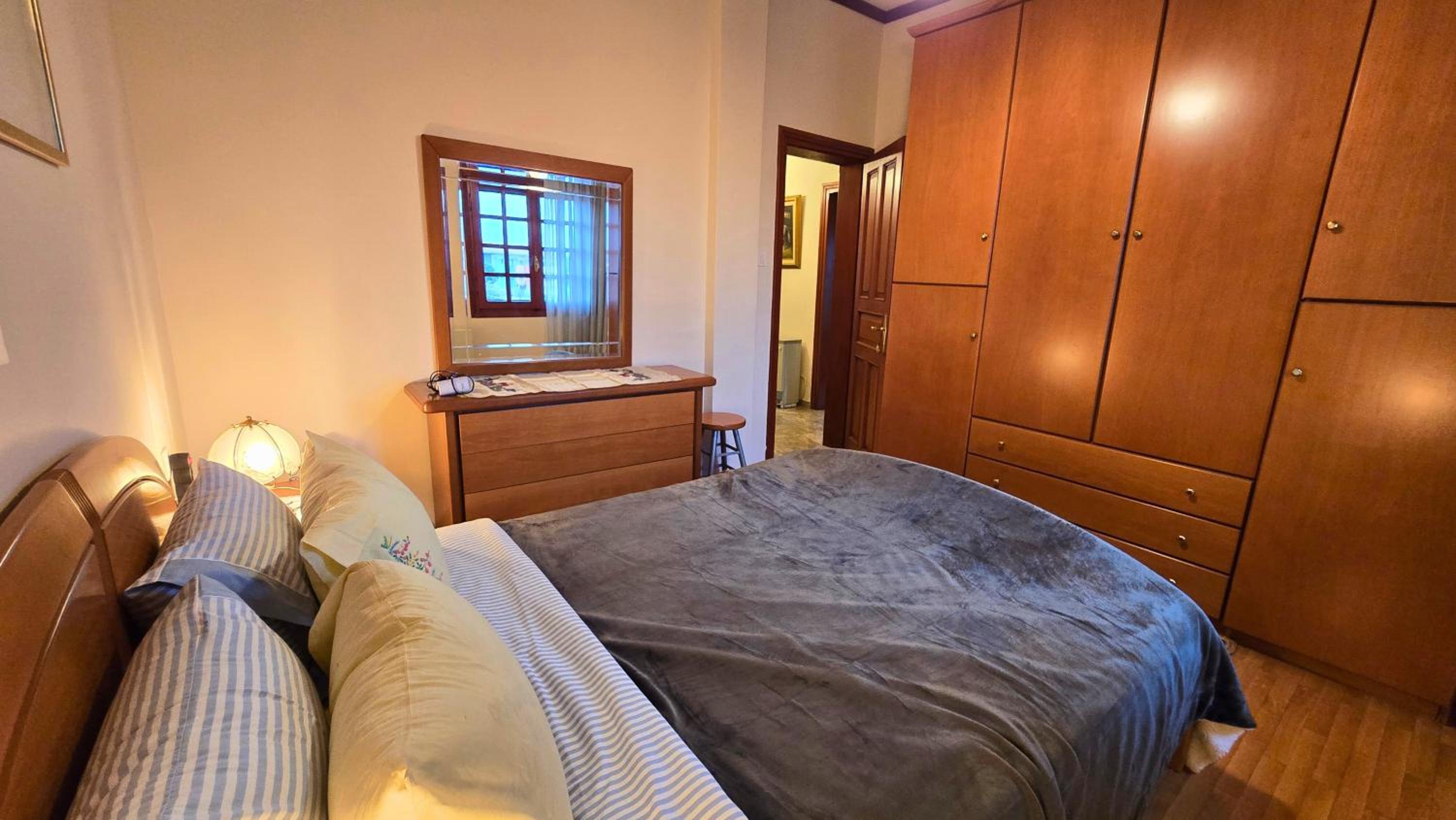 Family-friendly apartment in a village house with 4K NETFLIX and Fast Internet, 30 mins away from Thessaloniki
