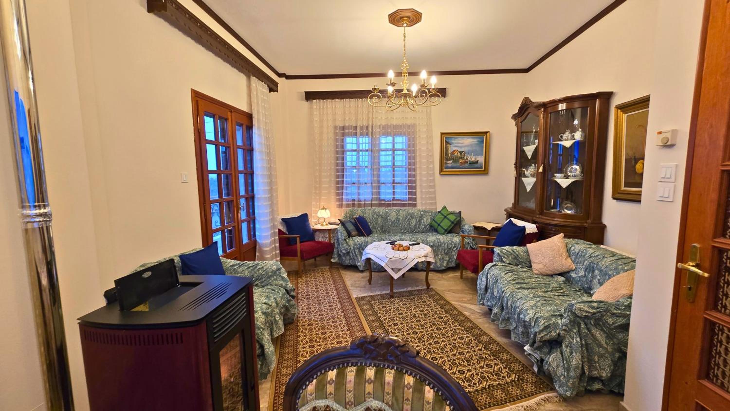 Family-friendly apartment in a village house with 4K NETFLIX and Fast Internet, 30 mins away from Thessaloniki
