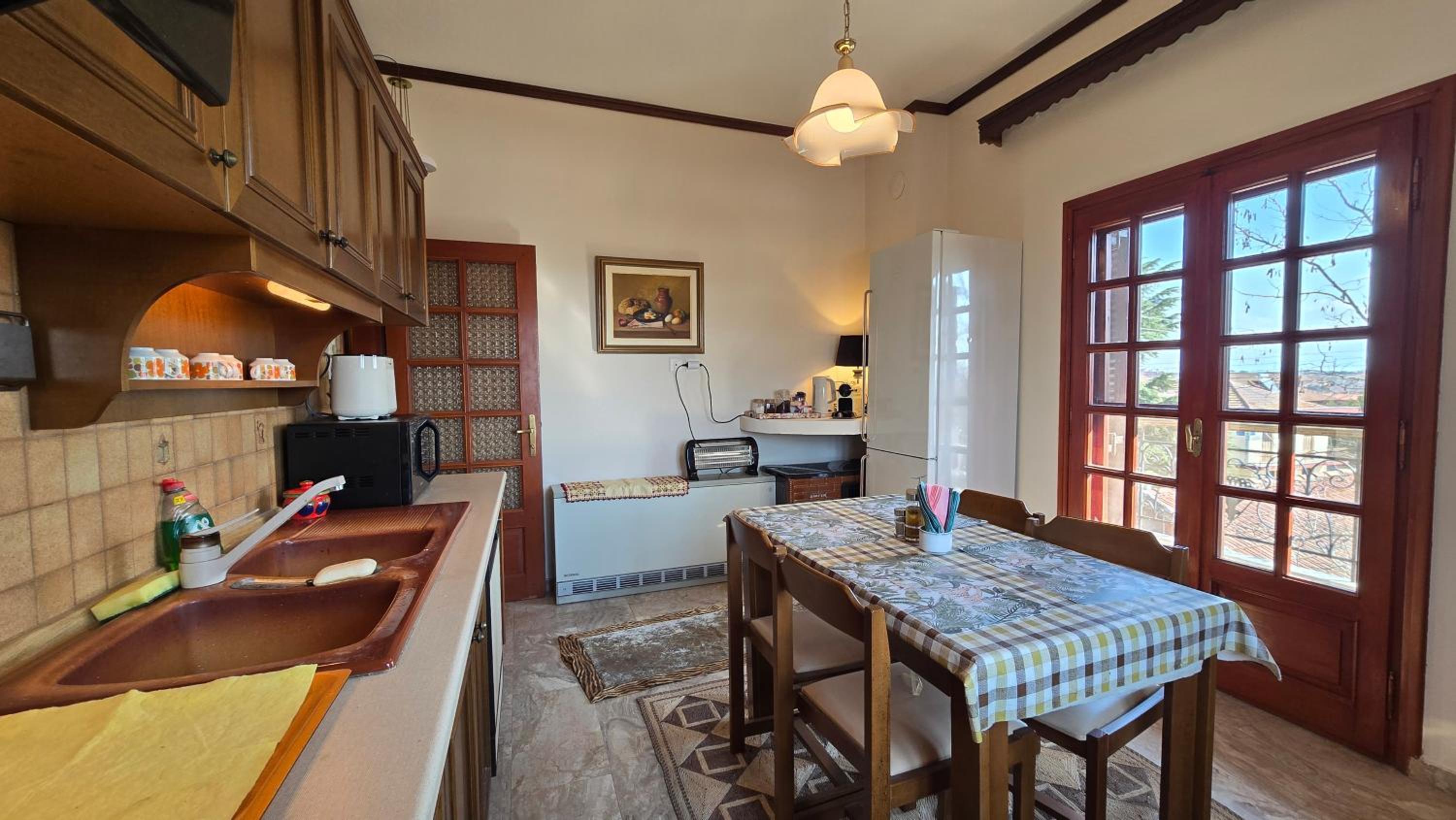 Family-friendly apartment in a village house with 4K NETFLIX and Fast Internet, 30 mins away from Thessaloniki