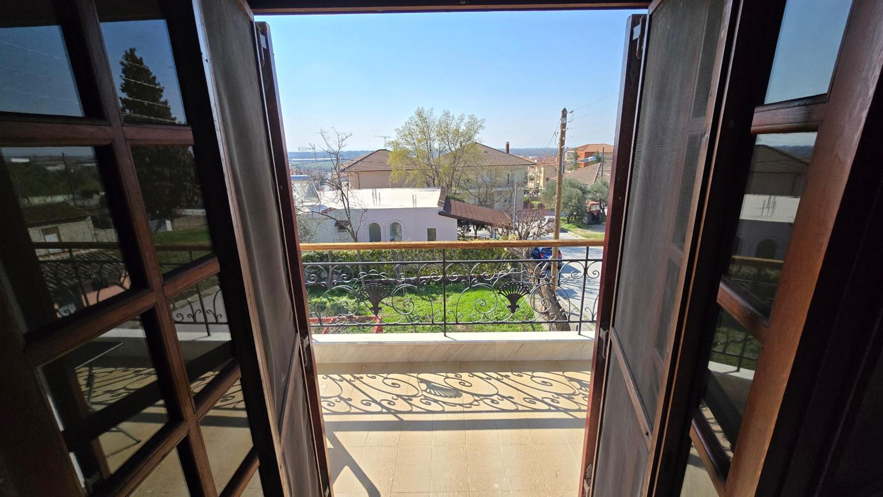 Family-friendly apartment in a village house with 4K NETFLIX and Fast Internet, 30 mins away from Thessaloniki