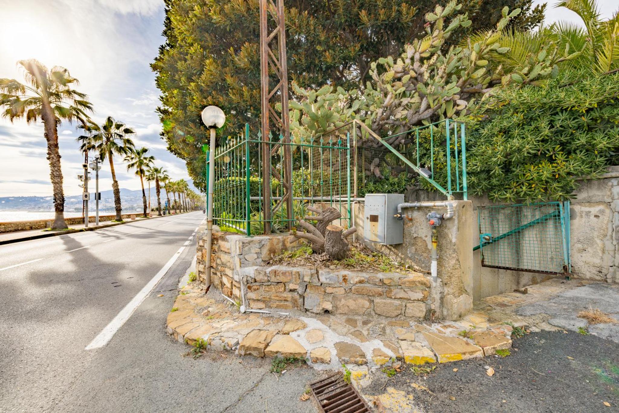 Mina House - Appartamento Fronte Mare con Ampia Terrazza e Garage