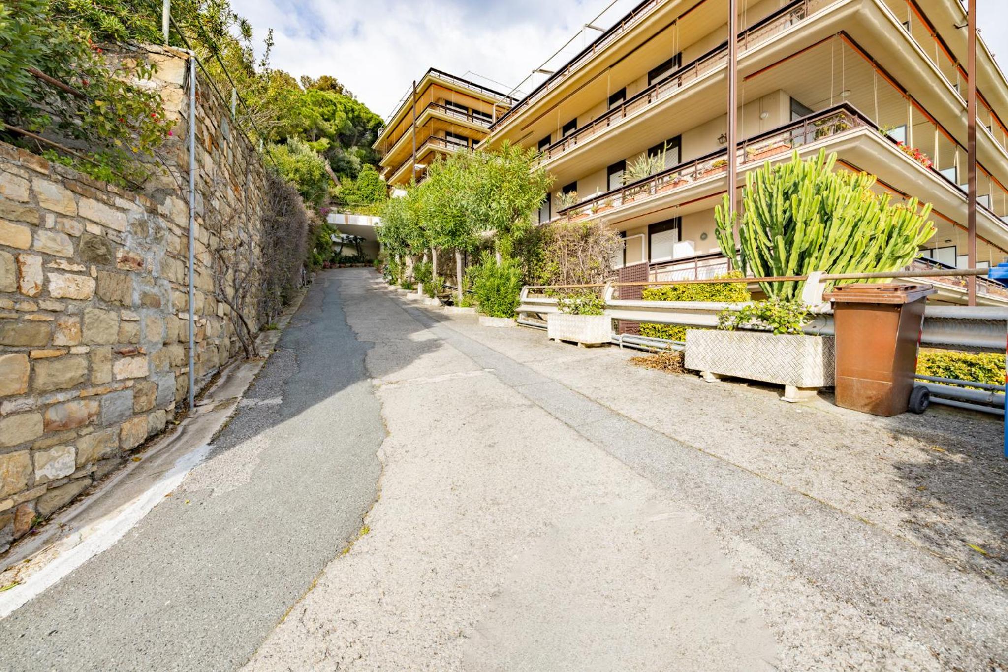 Mina House - Appartamento Fronte Mare con Ampia Terrazza e Garage