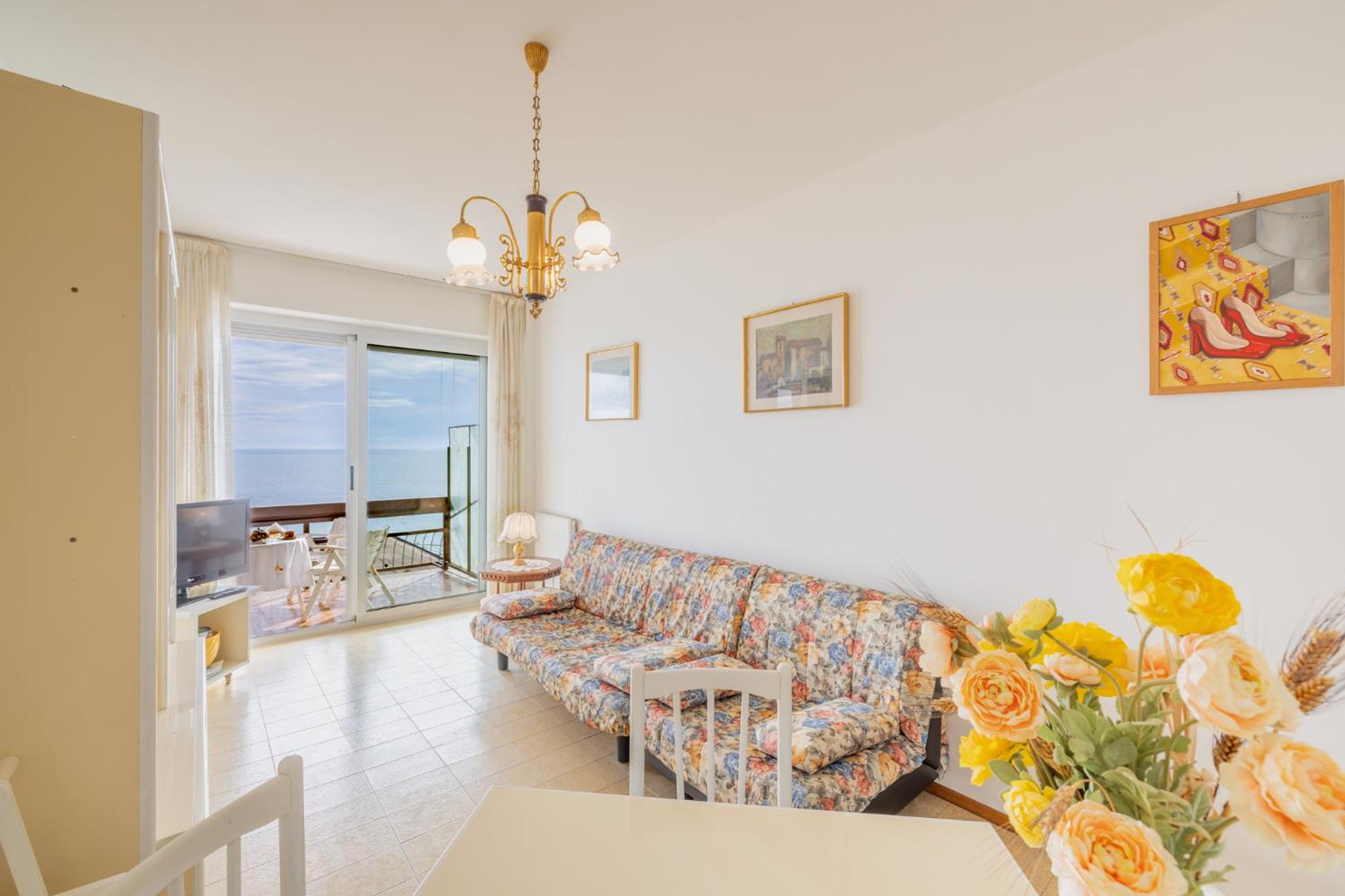 Mina House - Appartamento Fronte Mare con Ampia Terrazza e Garage