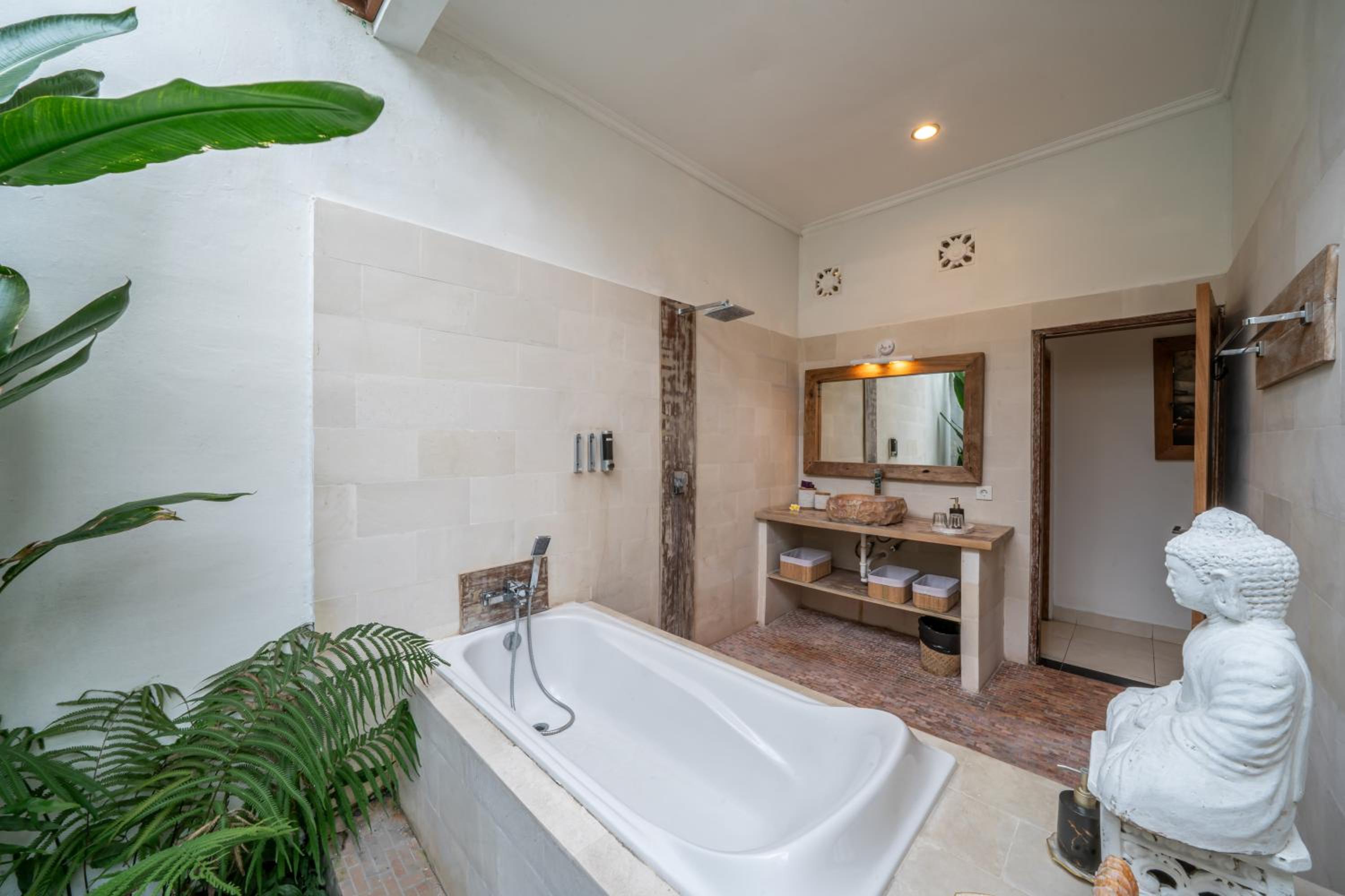 Villa Kangaroo Seminyak, 2BR private pool villa close to double six beach