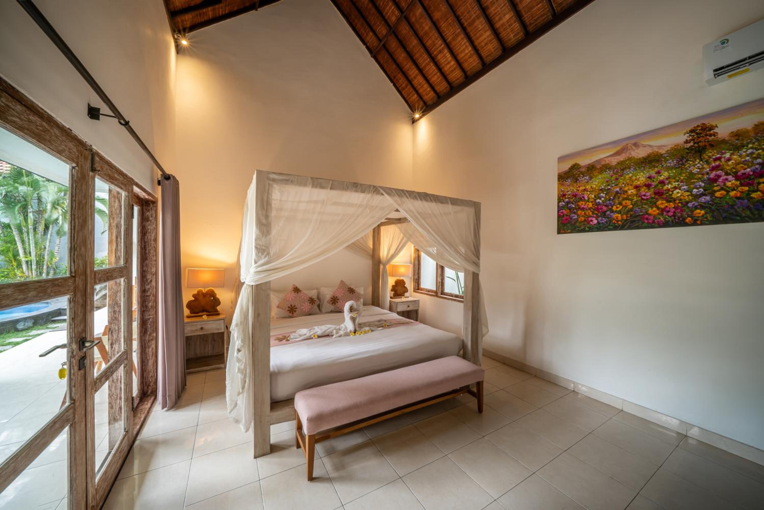 Villa Kangaroo Seminyak, 2BR private pool villa close to double six beach