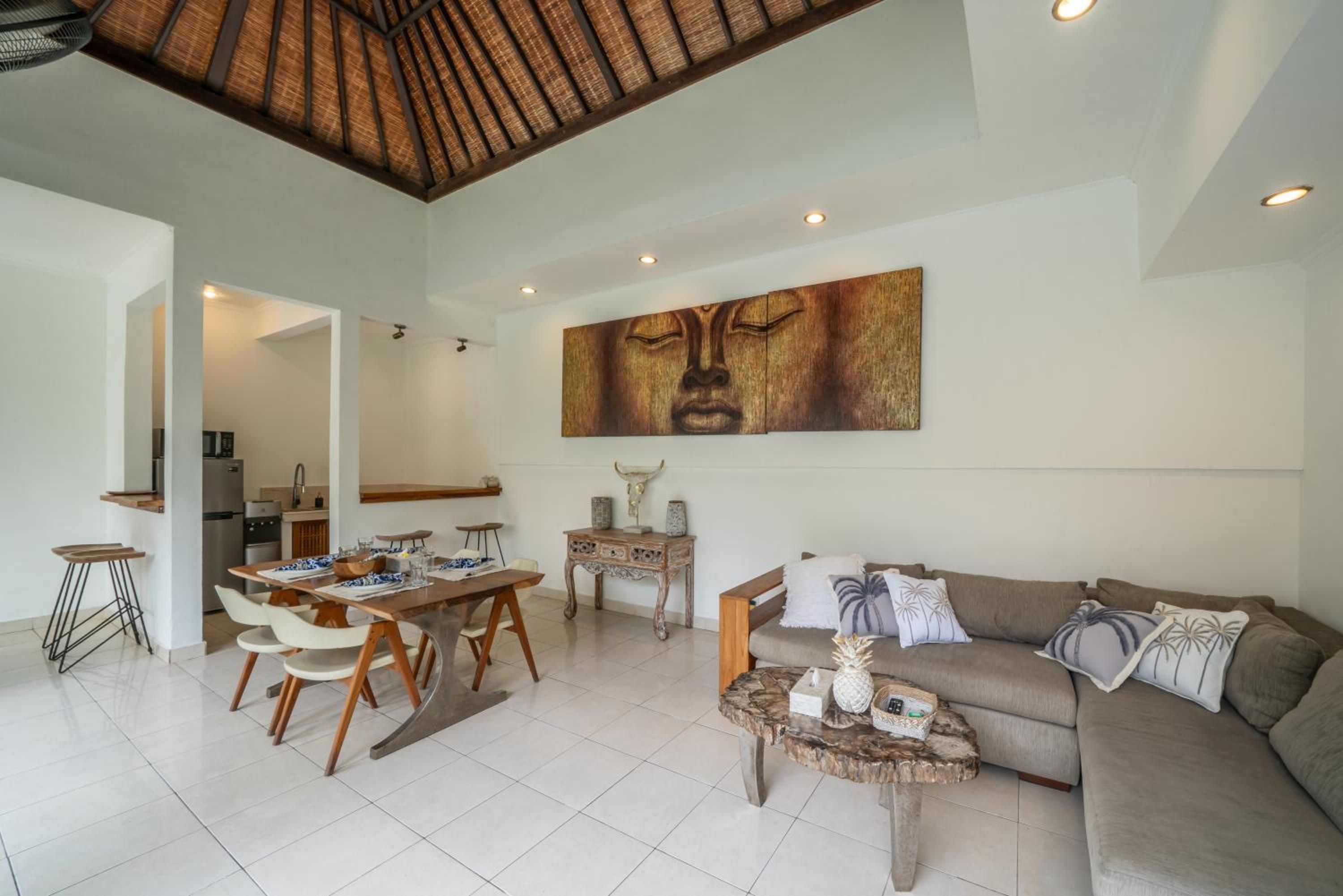 Villa Kangaroo Seminyak, 2BR private pool villa close to double six beach
