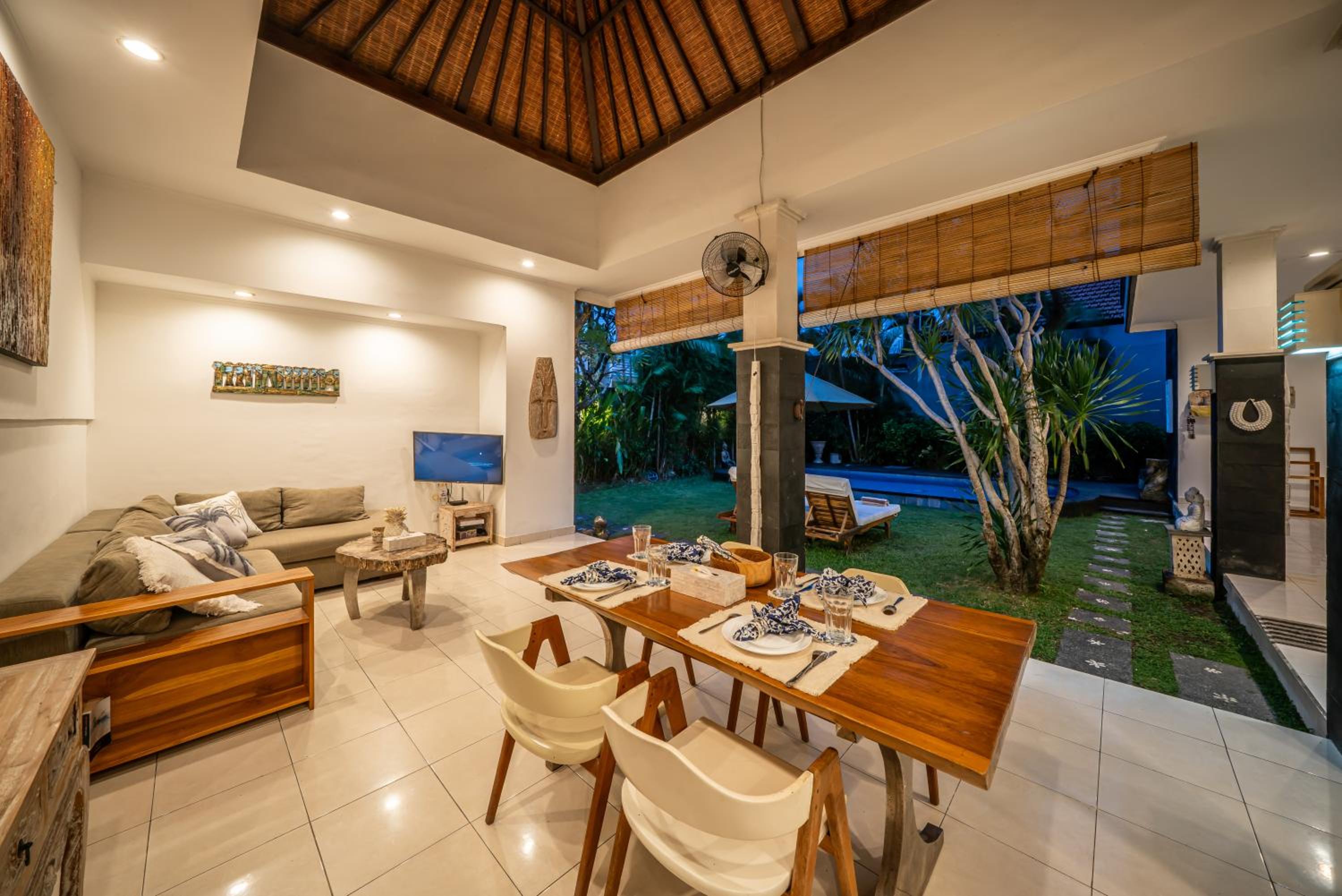 Villa Kangaroo Seminyak, 2BR private pool villa close to double six beach